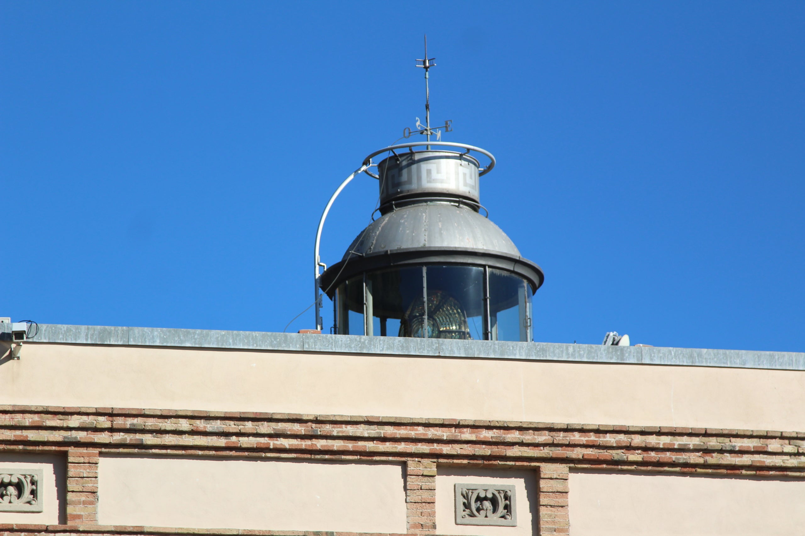 El far de Montjuïc resisteix un segle després de la seva inauguració incrustat a la cara sud de la muntanya barcelonina / A.R.