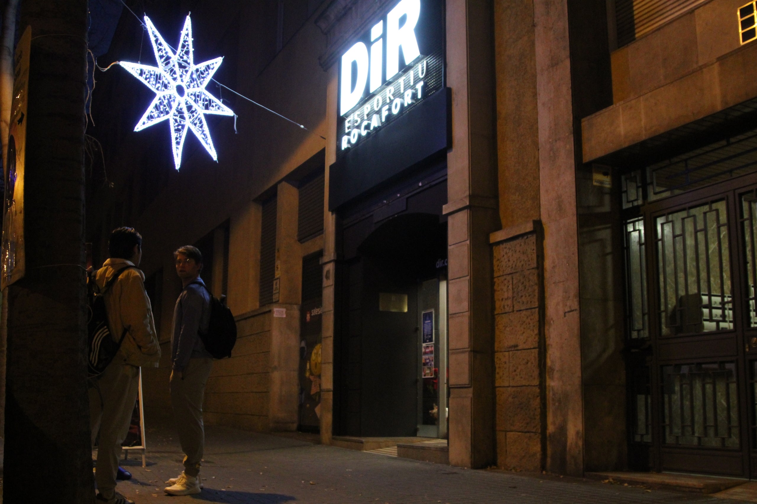 Rètol d'entrada a un dels gimnasos de la companyia DIR a Barcelona / A.R.
