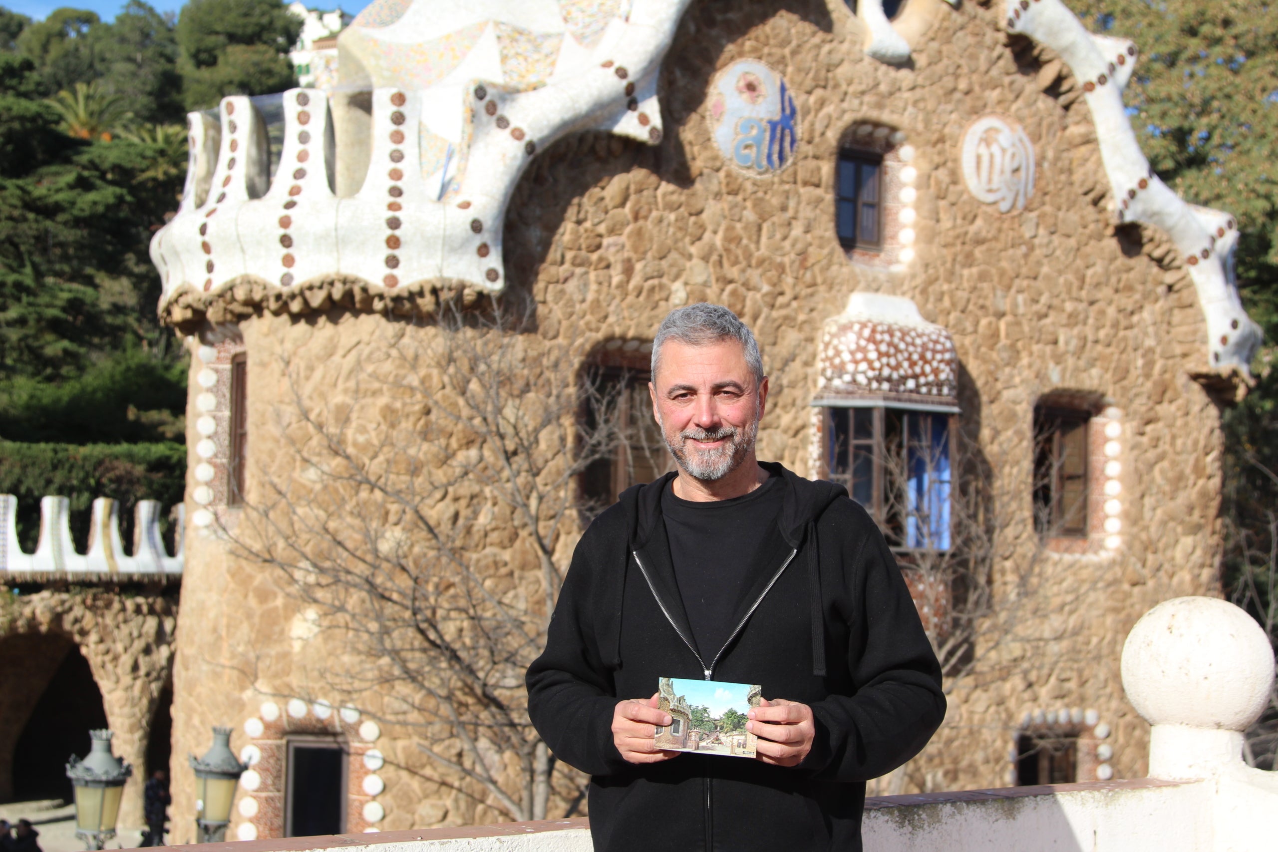 Gabriel Picart, fotografiat amb la casa del conserge del Park Güell, on va viure la seva família durant dècades, al fons / A.R.