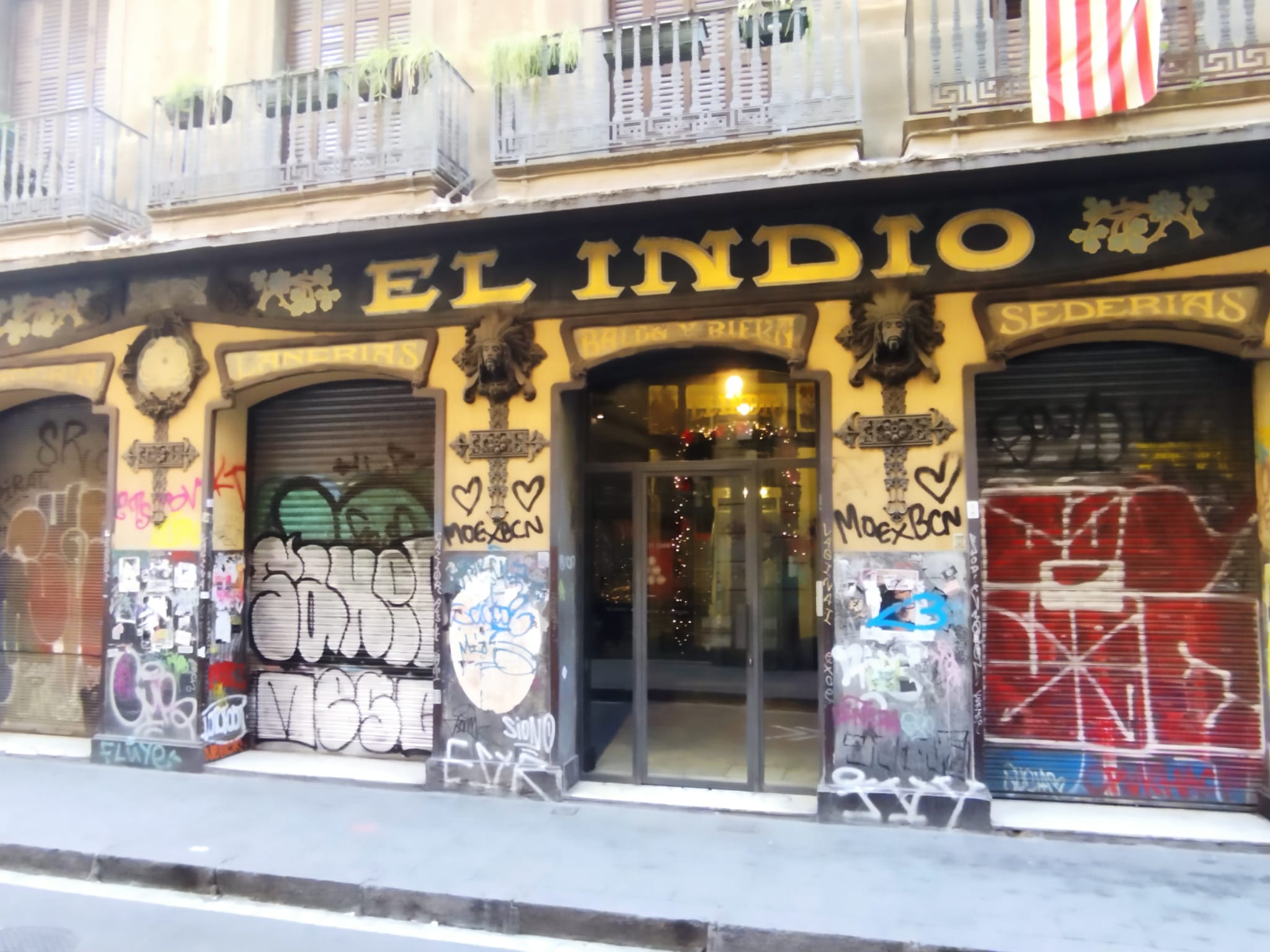 La façana de la botiga El Indio, al Raval, vandalitzada / Jordi Subirana 