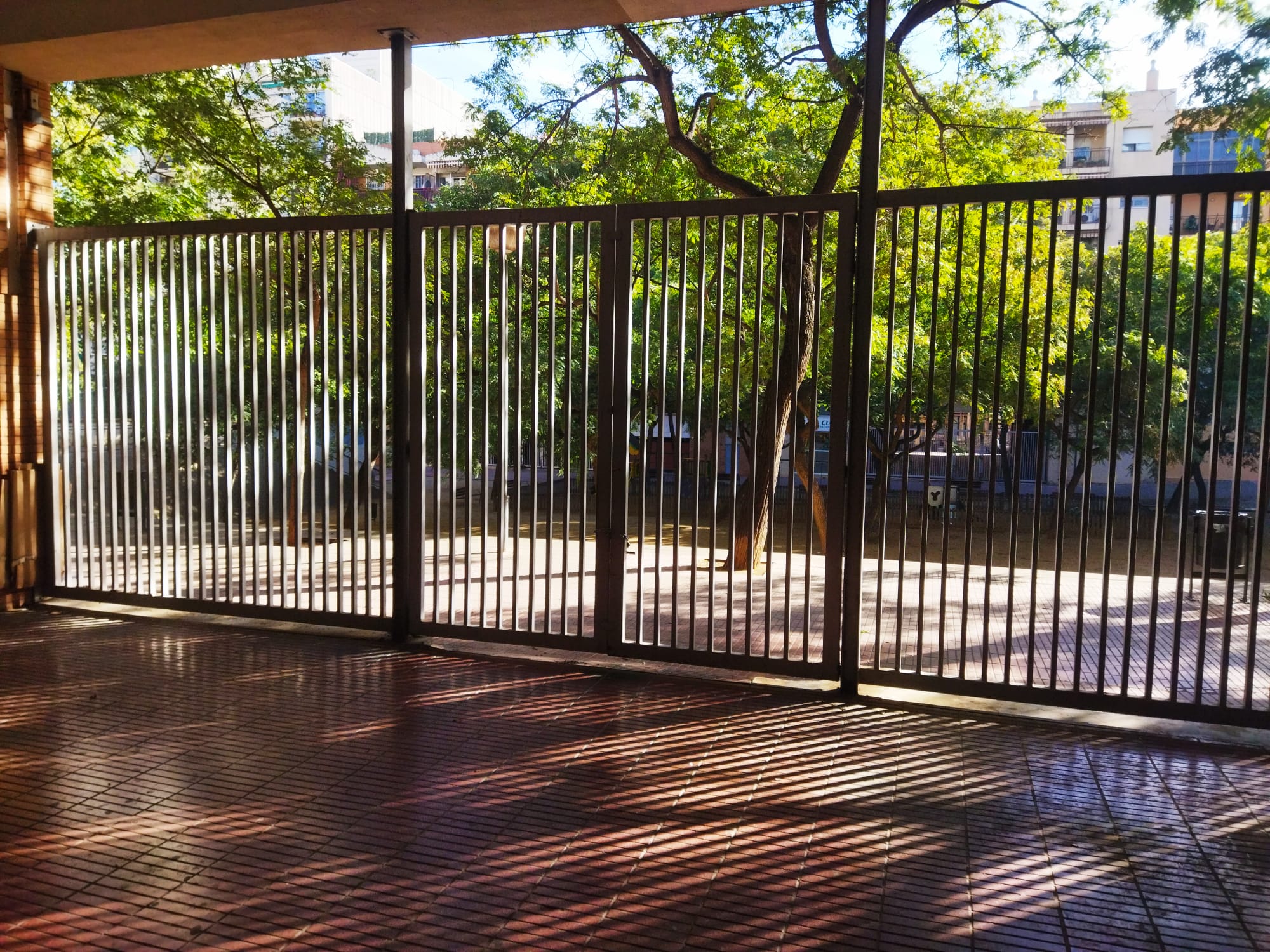Una de les entrades als jardins de Joana Tomàs, al carrer de Mallorca, tancada / Jordi Subirana