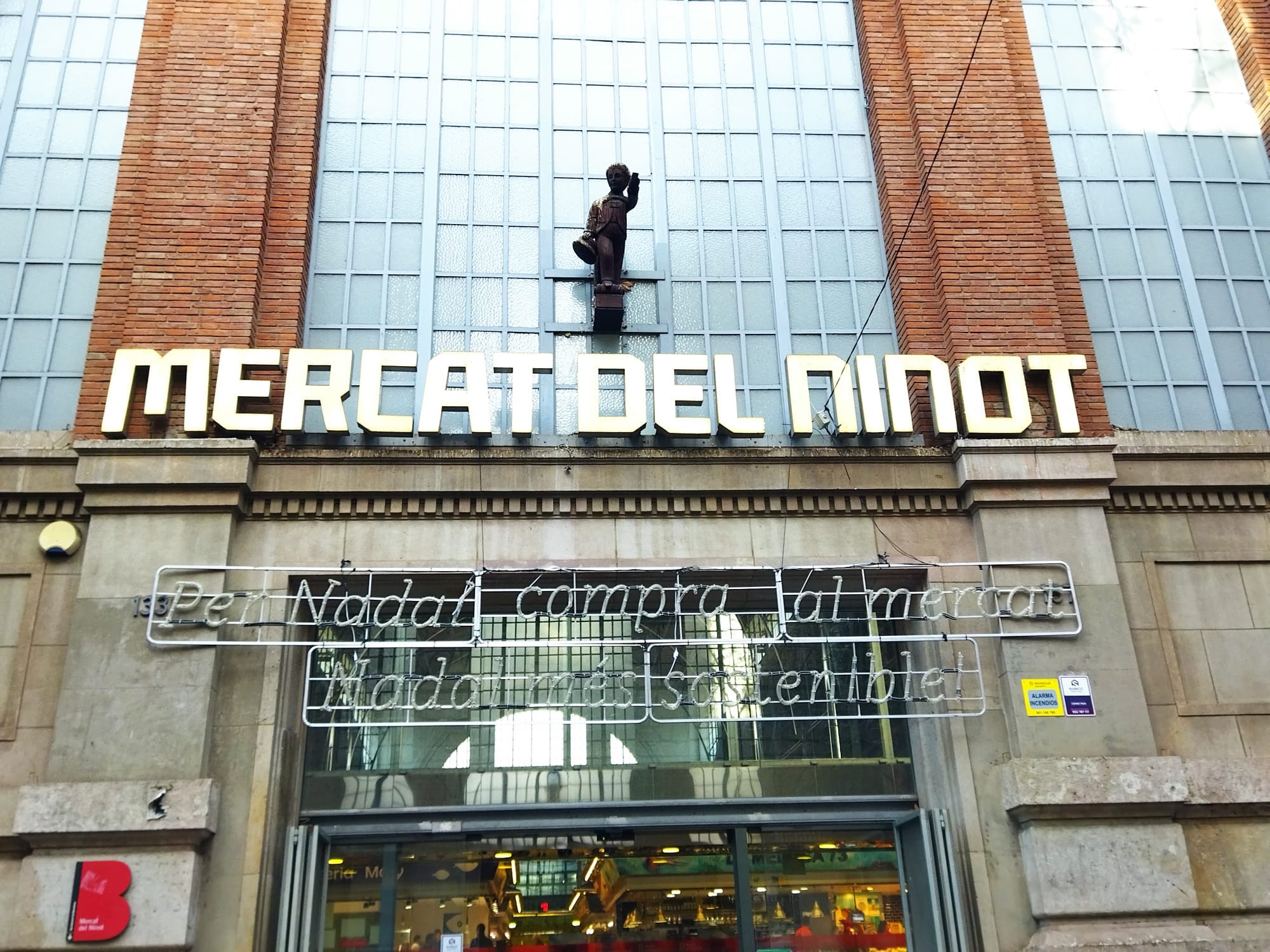 Entrada del mercat del Ninot, al carrer de Mallorca, amb la còpia del ninot / Jordi Subirana