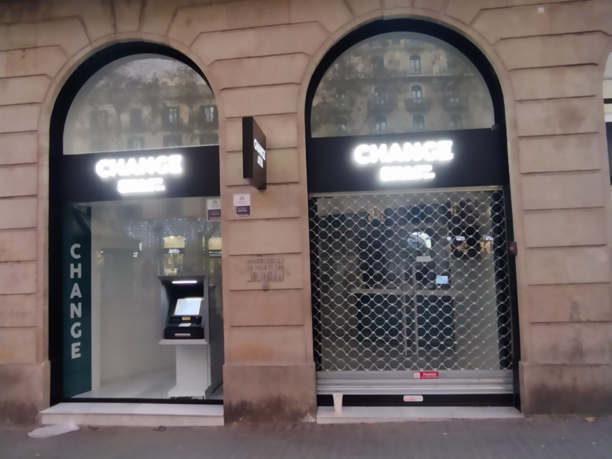 L'oficina de canvi de moneda a l'antiga sabateria Casas, tancada per l'Ajuntament / Jordi Subirana