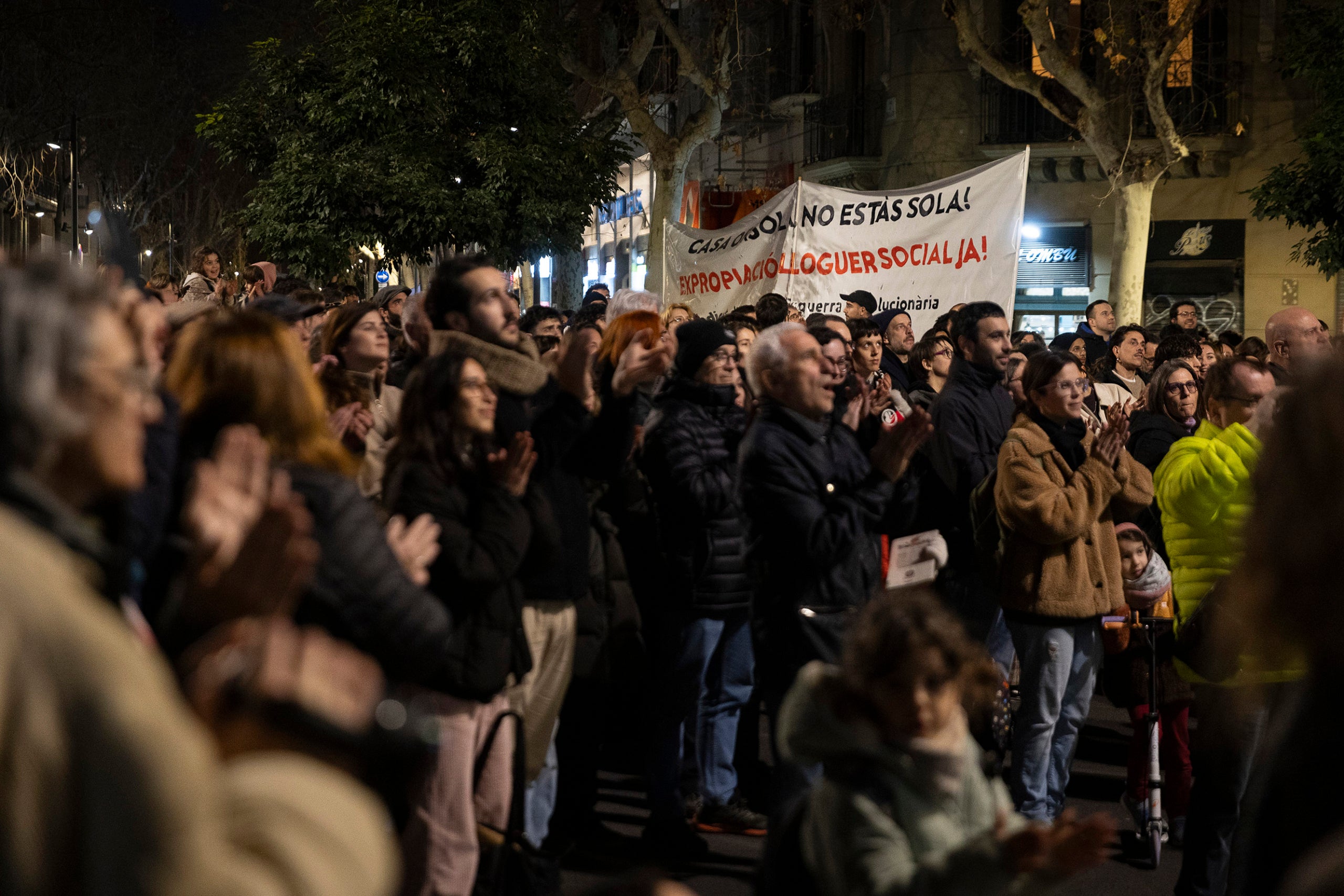 Entitats veïnals en la concentració per evitar el desnonament d'en Josep, a Casa Orsola a l'Eixample ara fa un any i mig / Jordi Play
