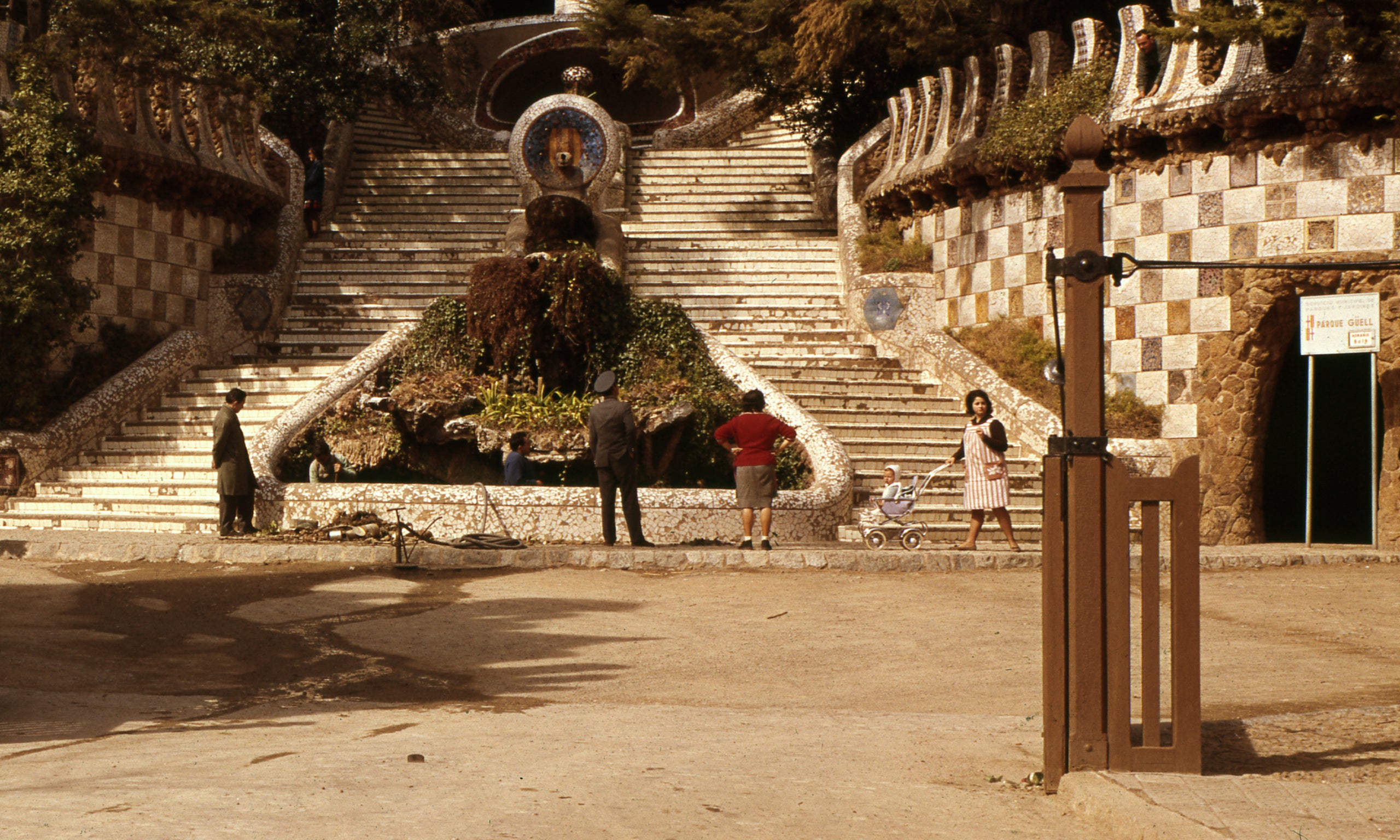 Postal antiga on es veu Gabriel Picart amb la seva àvia, Filomena Aguilà, l'antiga portera del Park Güell / Cedida per Gabriel Picart