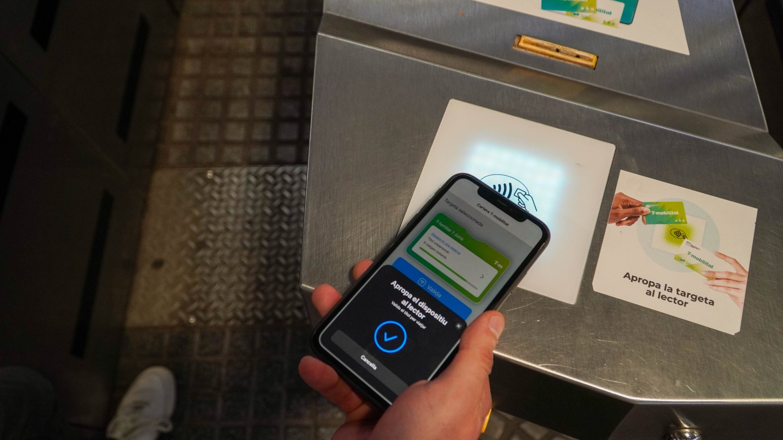 Una persona accedeix al metro amb la T-Mobilitat / ATM