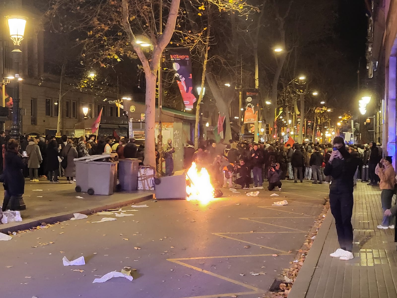 Imatge d'un contenidor cremant durant la protesta pel desallotjament de l'Antiga Massana / Cedida al TOT
