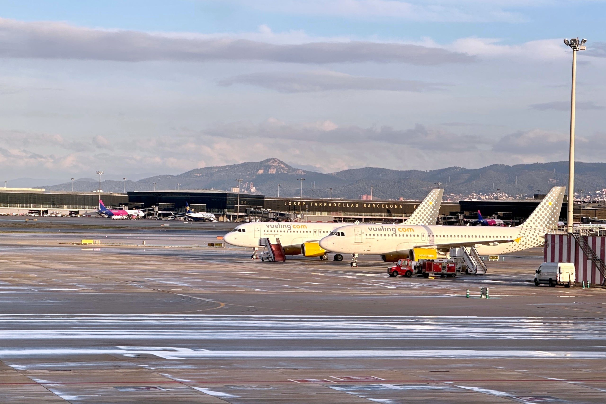 Dos avions de Vueling estacionats a l'Aeroport de Barcelona-El Prat / ACN 