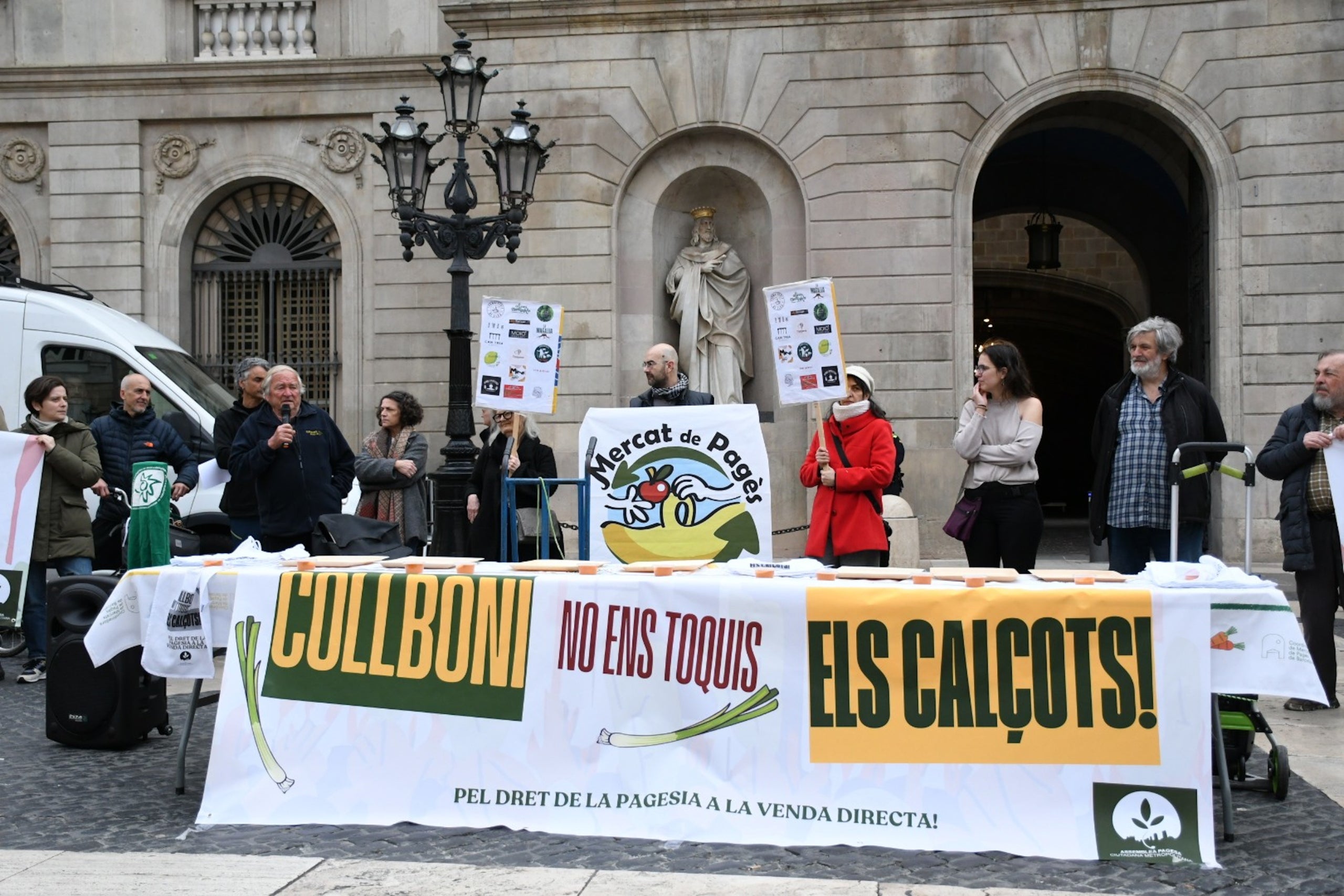 Un moment de la protesta dels pagesos a la plaça de Sant Jaume / Cedida per l'APiCM a l'ACN