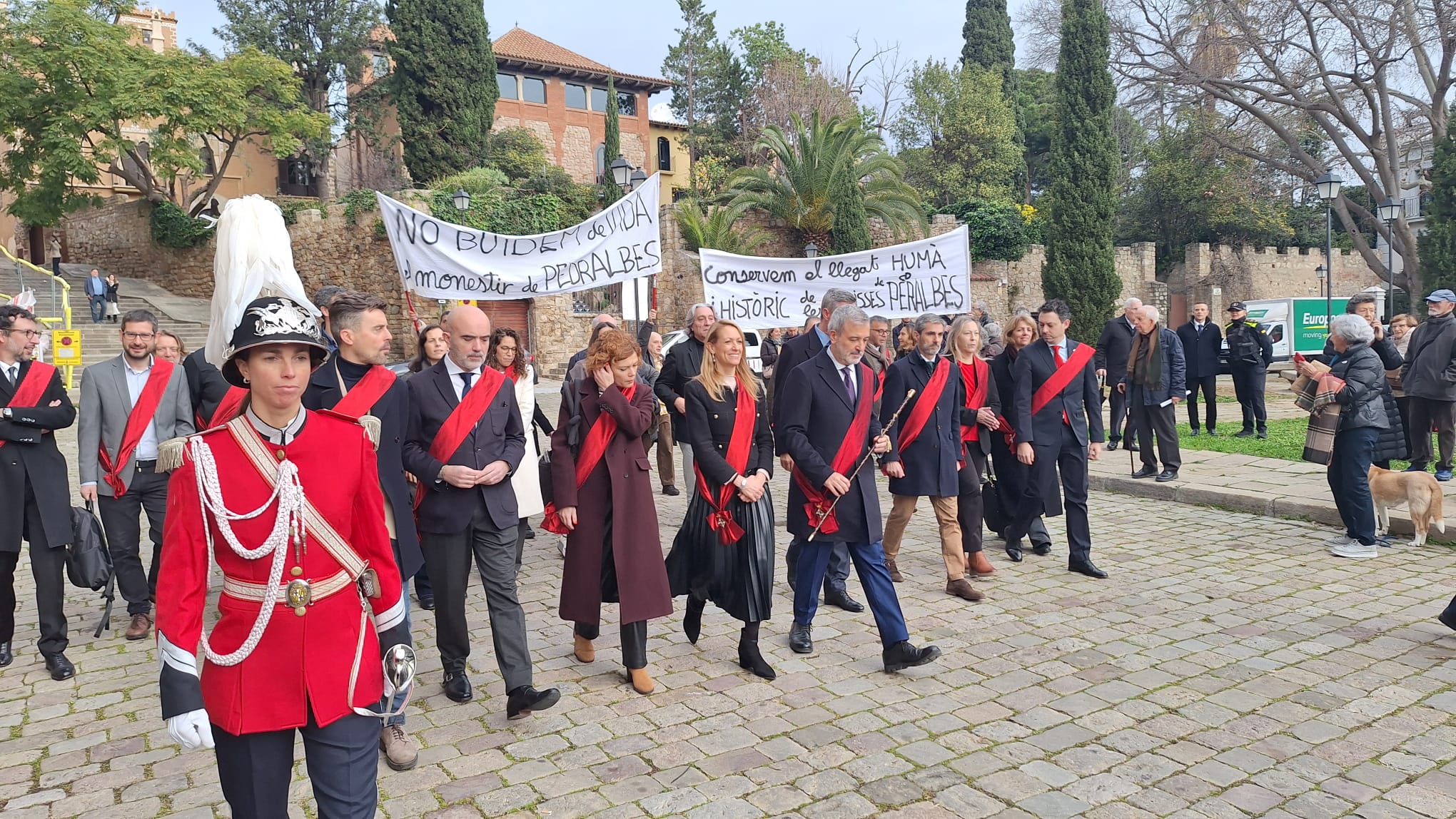 Veïns protesten per la marxa de les monges clarisses del monestir de Pedralbes en presència de Collboni / Junts per Barcelona