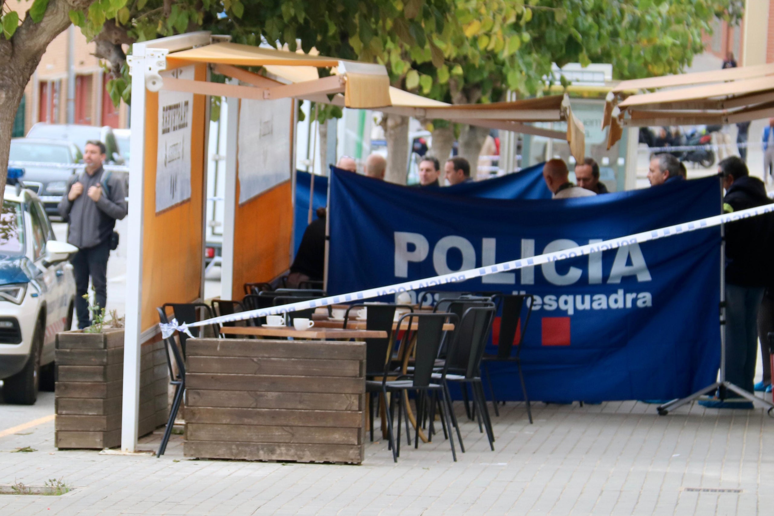 Els Mossos d'Esquadra investiguen el tiroteig mortal en una cafeteria de Montgat / ACN