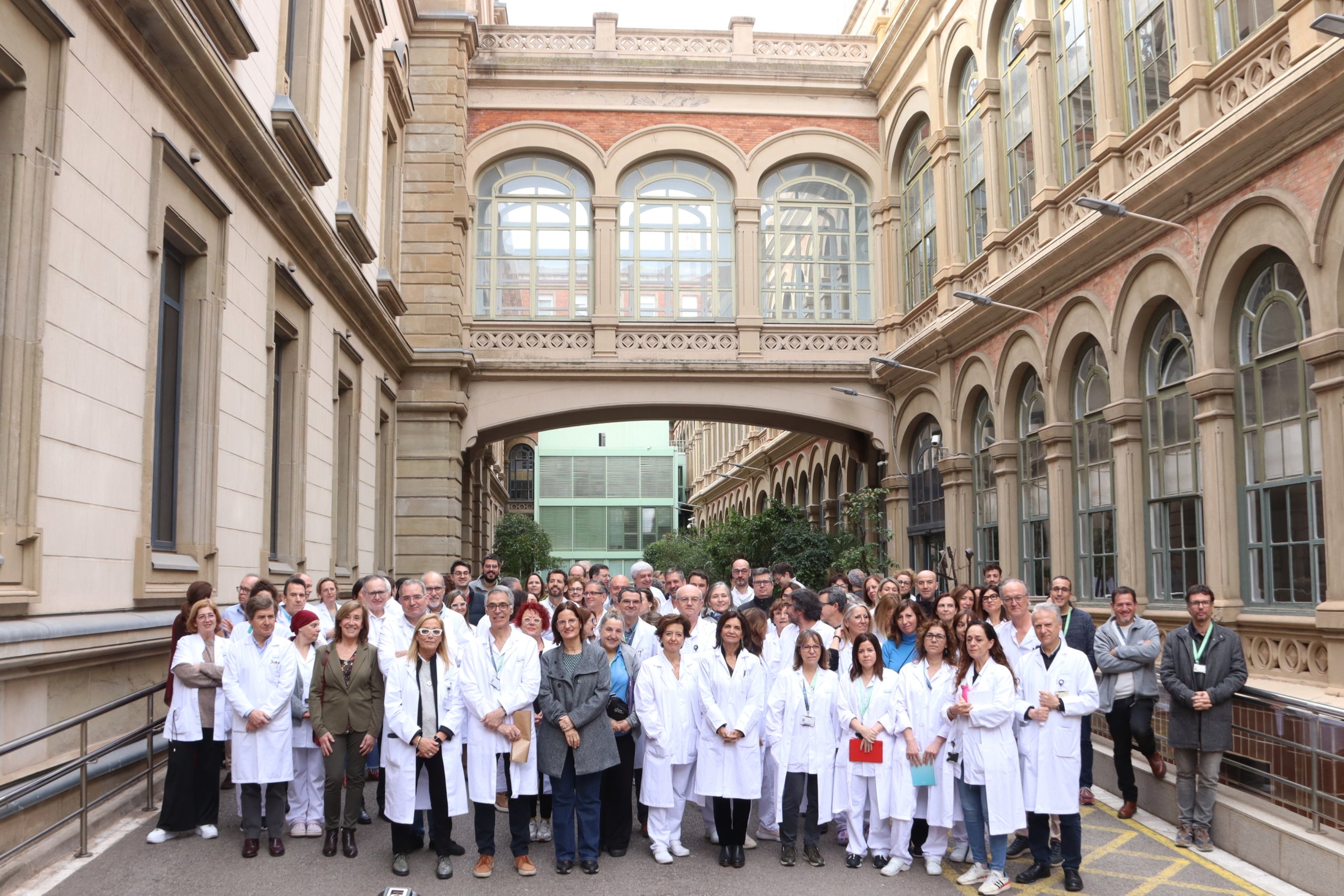 Professionals sanitaris en una fotografia de família al pati nord de l'Hospital Clínic de Barcelona, en l'acte de reconeixement cinc anys després del primer cas de covid-19 a Catalunya / Laura Fíguls (ACN)