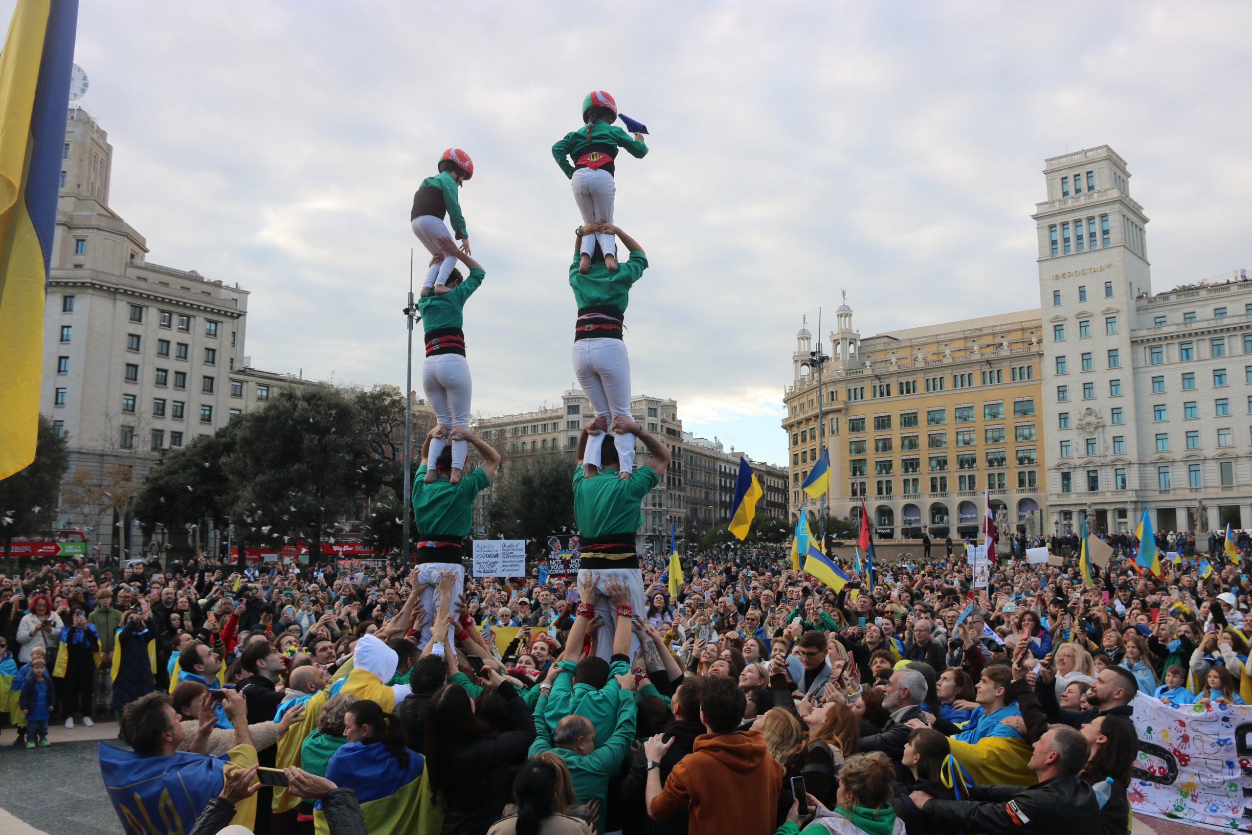Els castellers de Cerdanyola fan dos pilars en la manifestació de la comunitat ucraïnesa a Barcelona pels tres anys de guerra a Ucraïna / ACN 