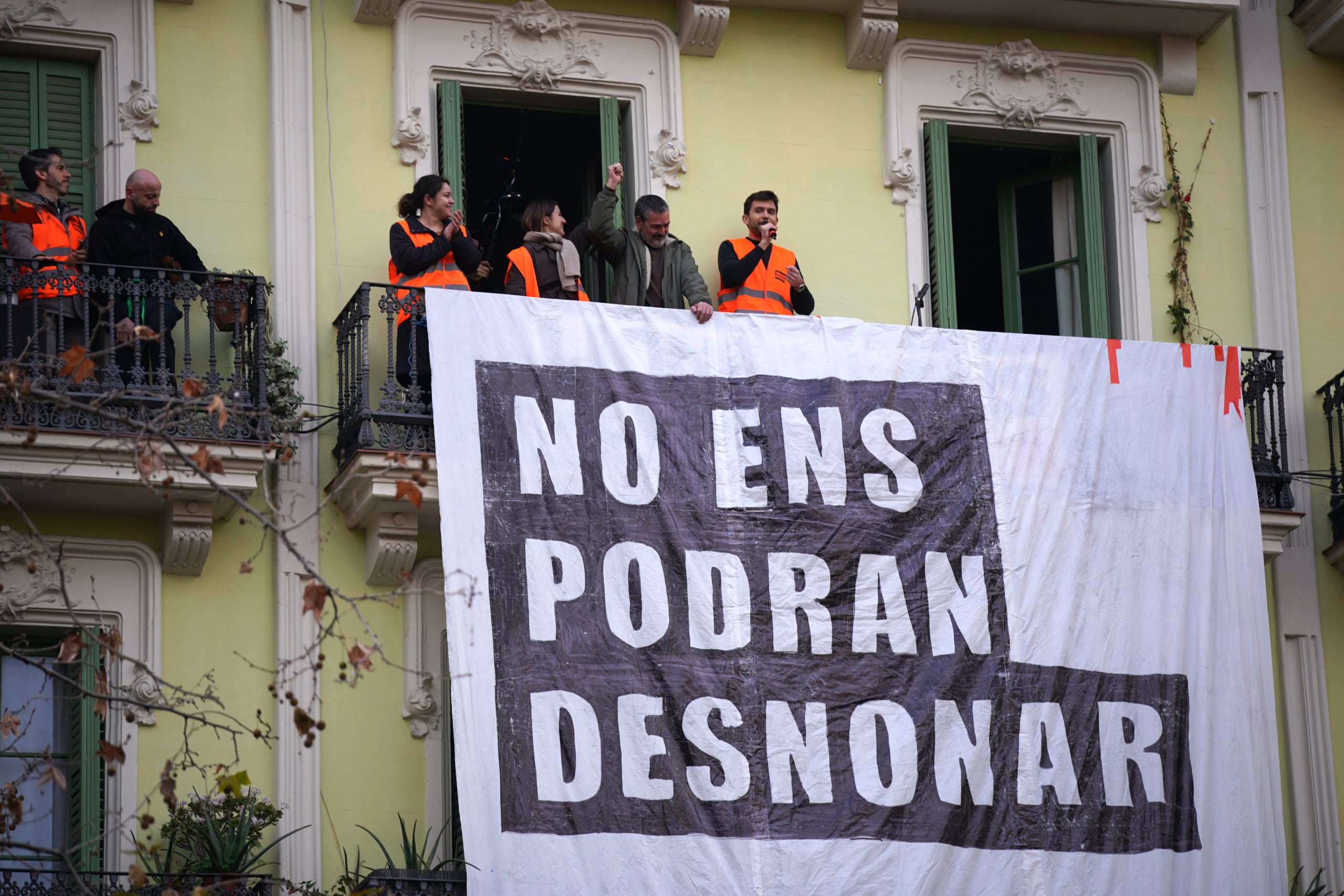 Veïns i activistes al balcó d'un dels pisos de la Casa Orsola / ACN