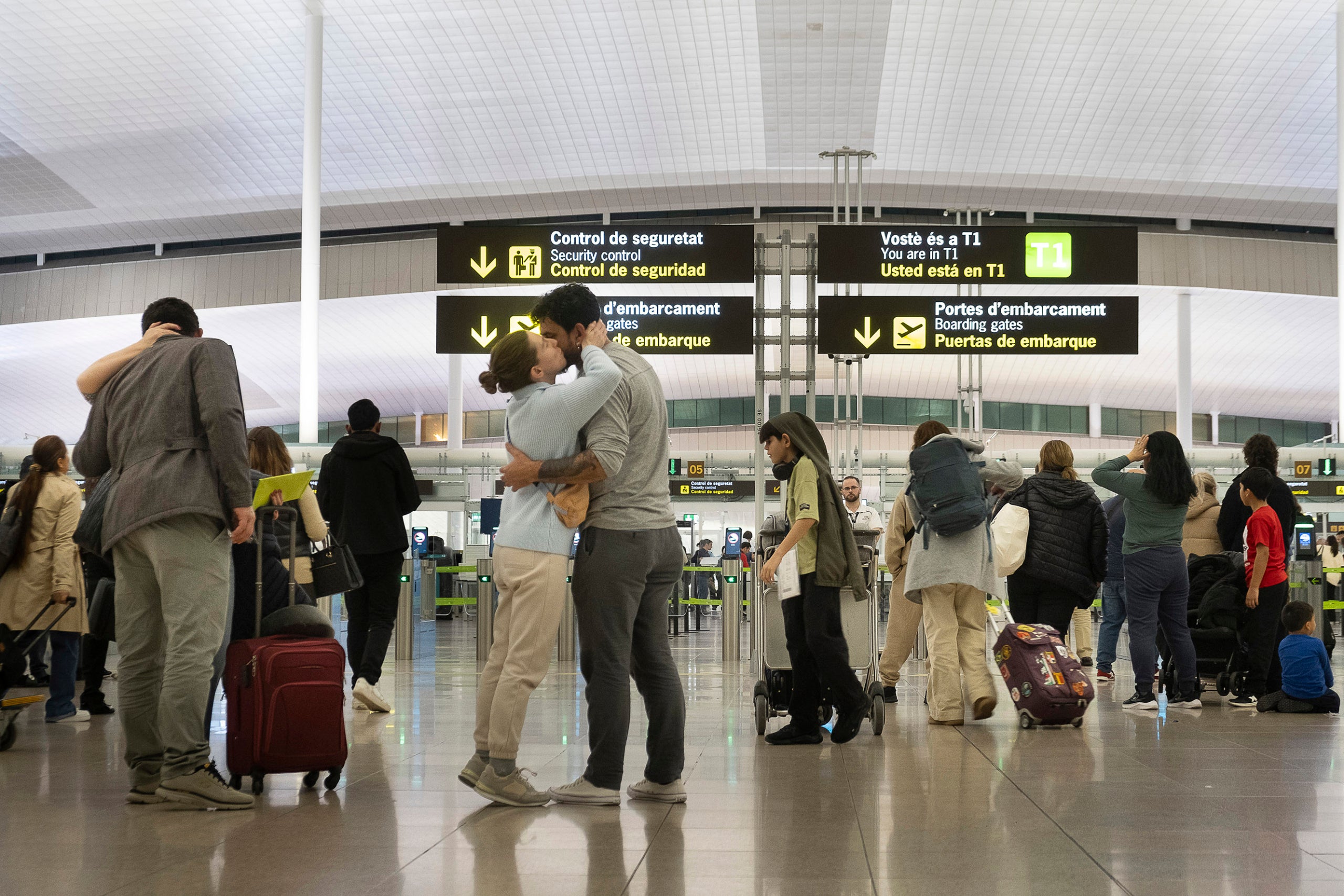 Passatgers a l'aeroport del Prat en una imatge d'arxiu / Jordi Play