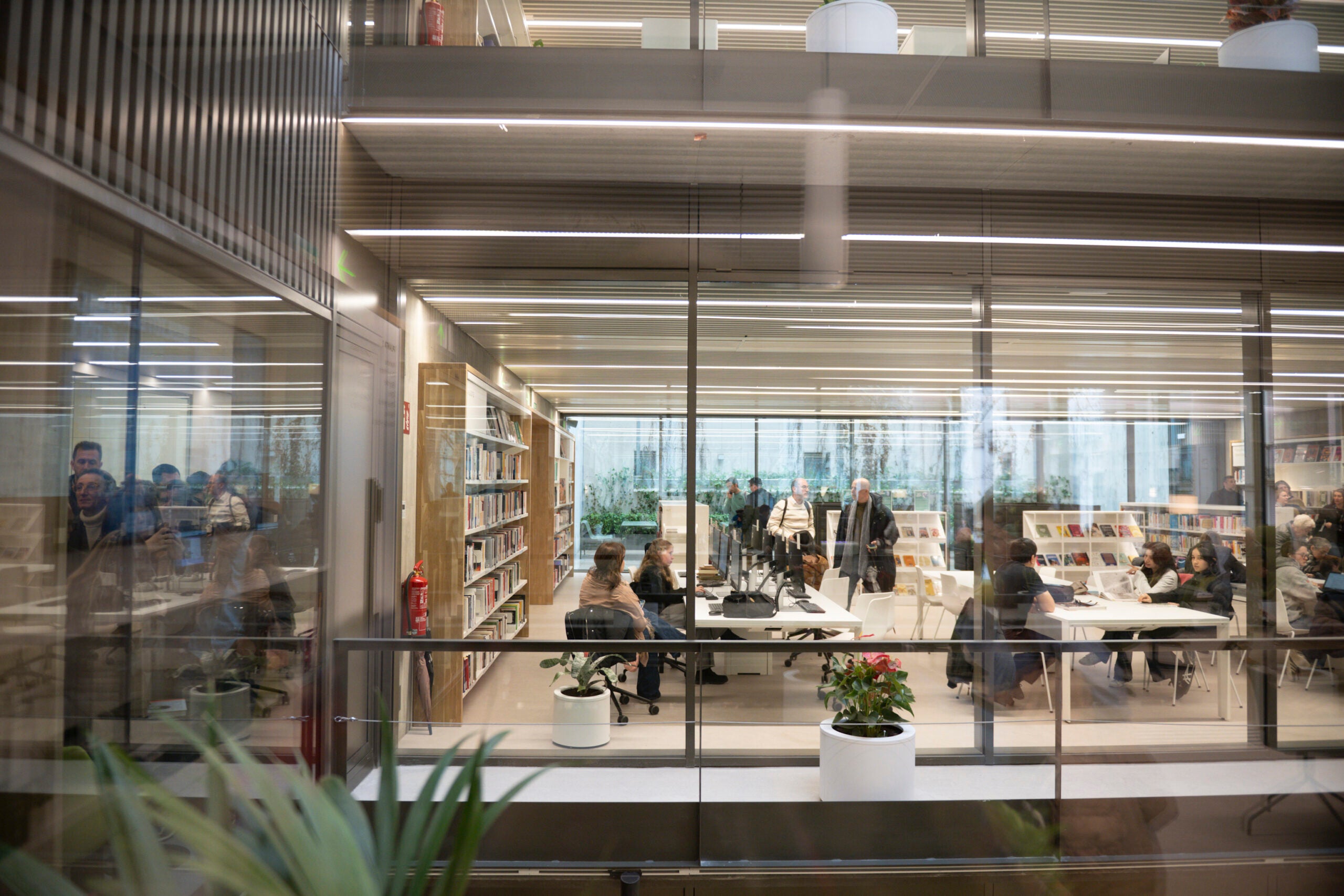 Interior de la biblioteca de Sarrià / Ajuntament de Barcelona