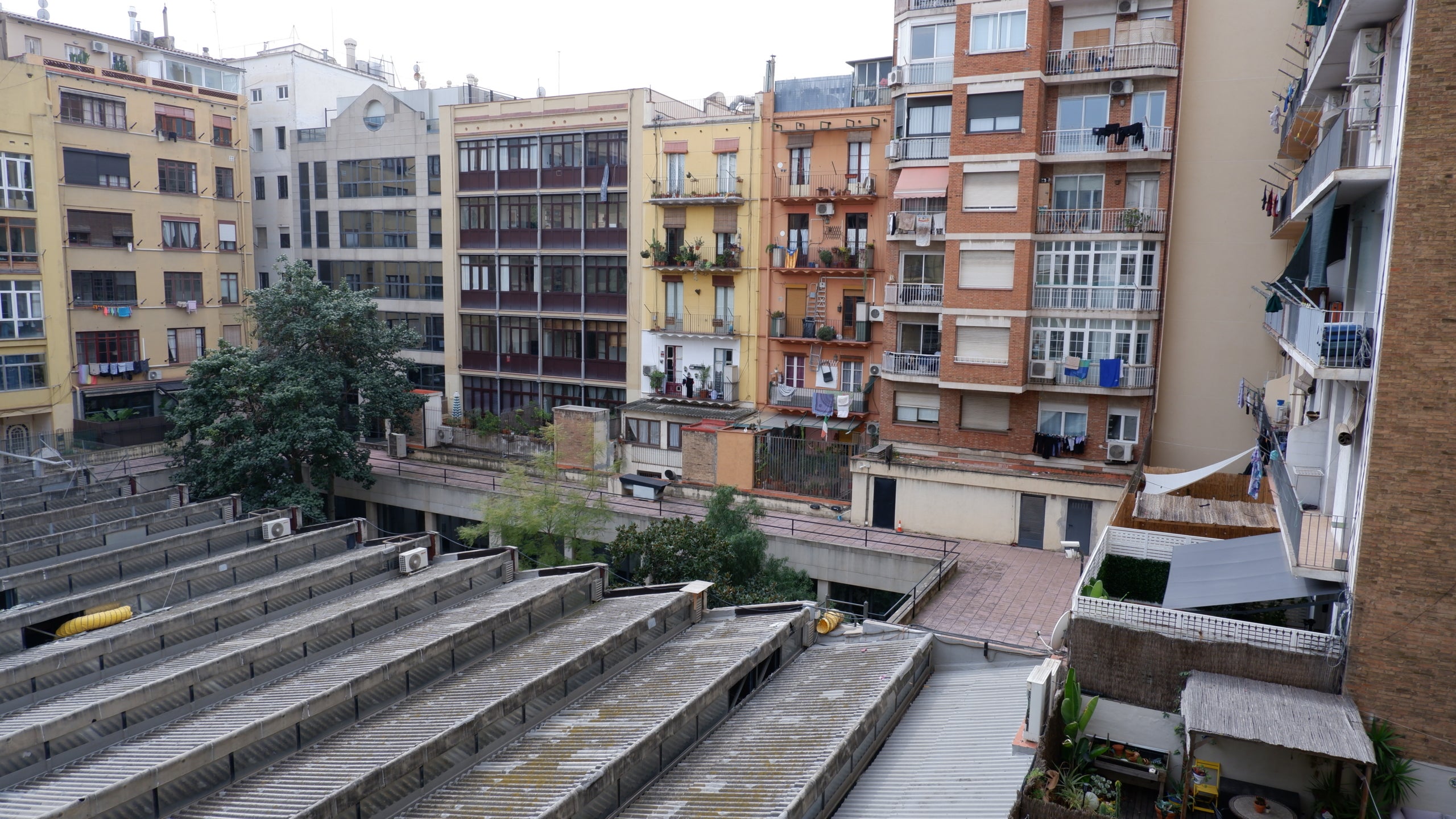 La teulada d'amiant de l'antiga seu d'El Periódico, que ara començarà a retirar-se / A.R.