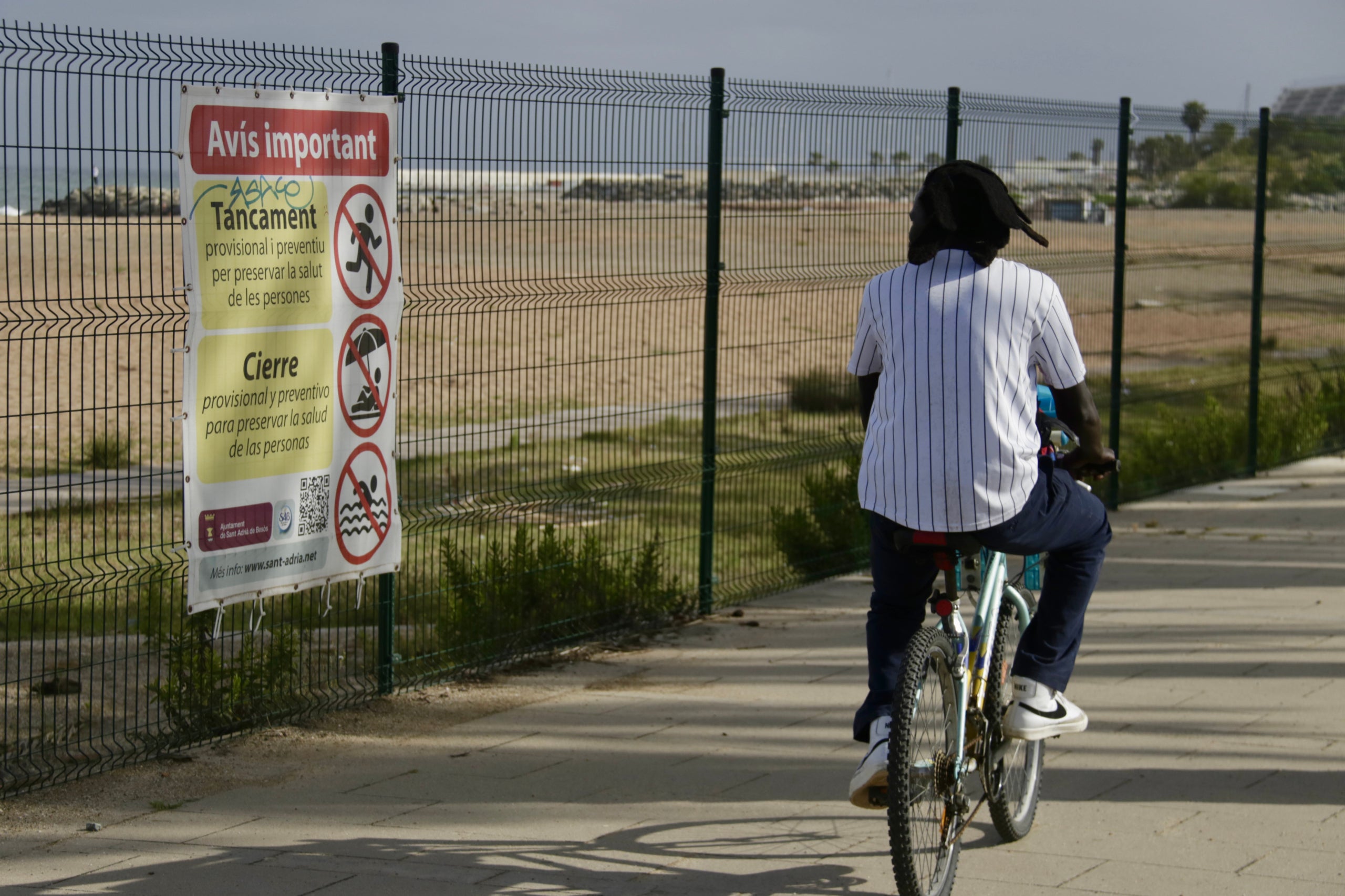 Una lona informa del tancament de la platja del Litoral de Sant Adrià de Besòs | Jordi Pujolar (ACN)