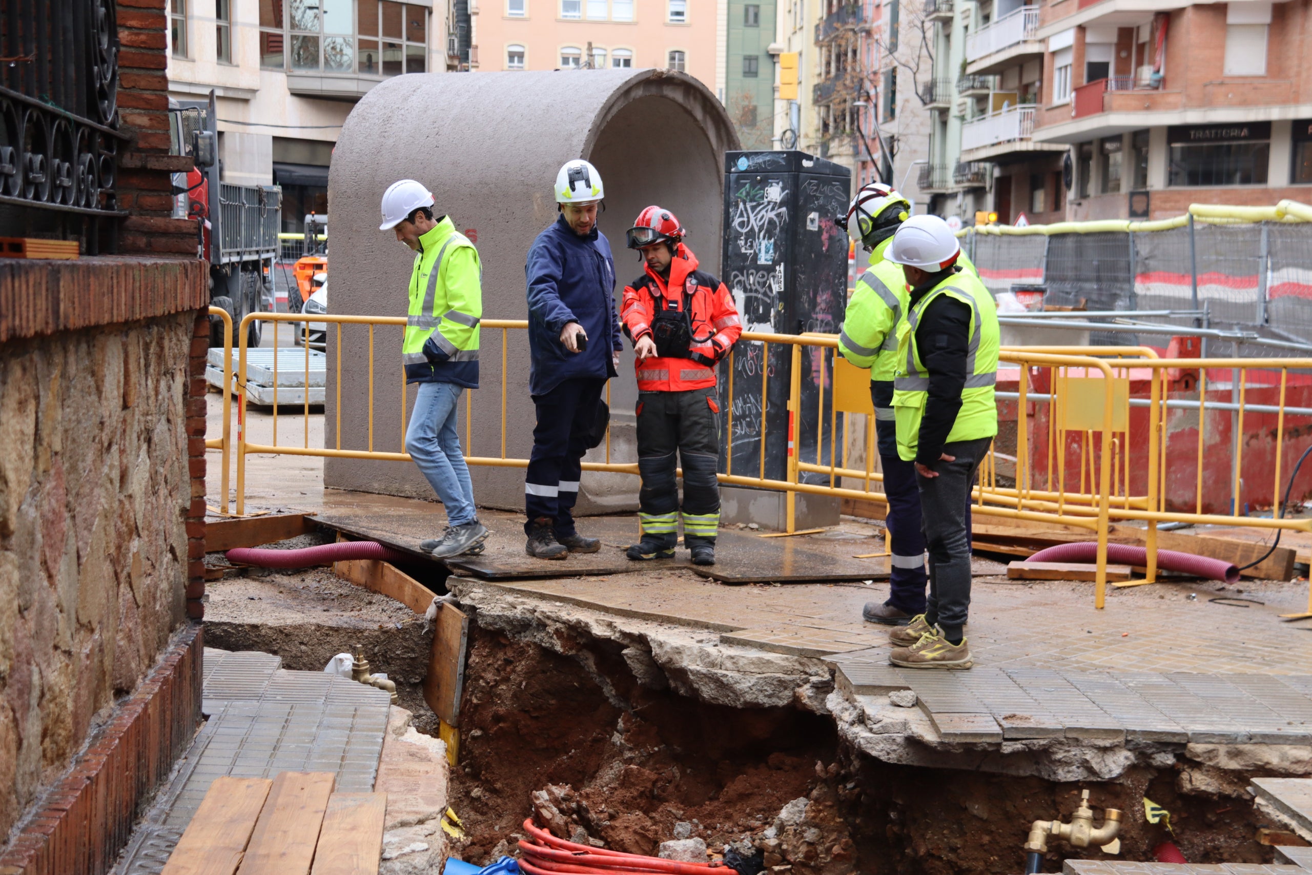 L'esvoranç provocat per la fuita d'aigual, al carrer del Comte d'Urgell / ACN-Maria Pratdesaba
