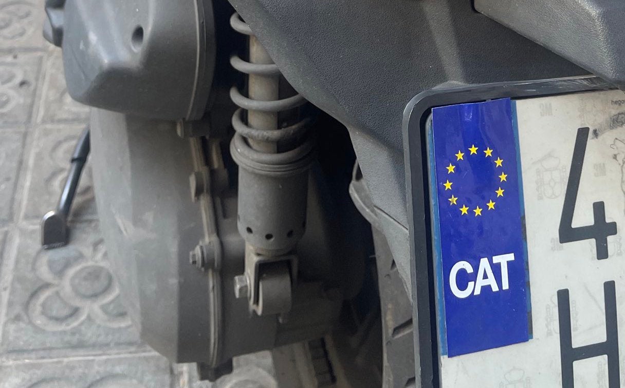 Un vehicle amb el distintiu 'CAT' a la matrícula / @jordicabre a X