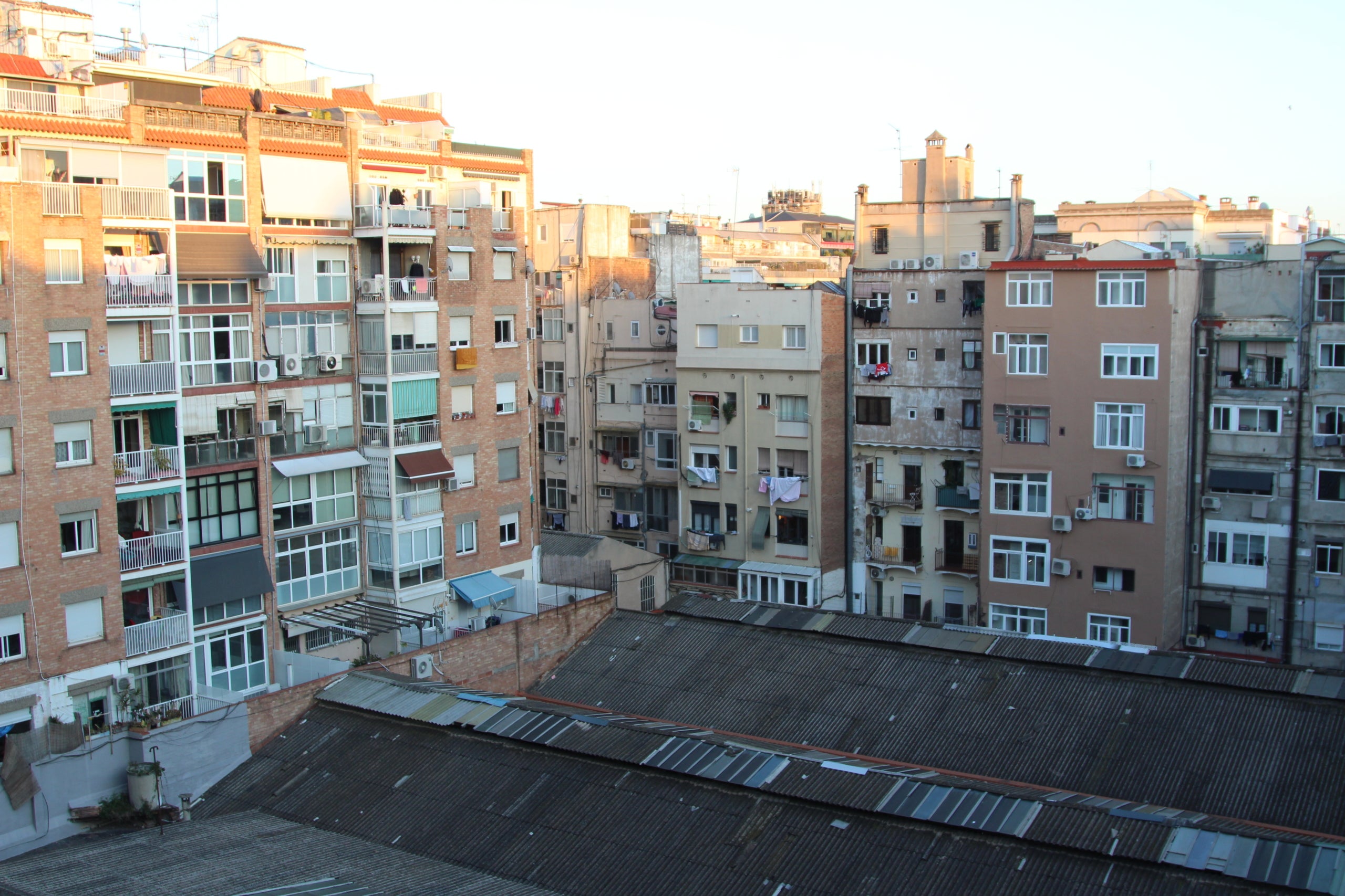 La coberta d'amiant que ocupa tot l'interior d'illa entre els carrers de Casanova, Villarroel, Sepúlveda i la Gran Via, just on estava l'antiga fàbrica d'ascensors Cardellach / A.R.