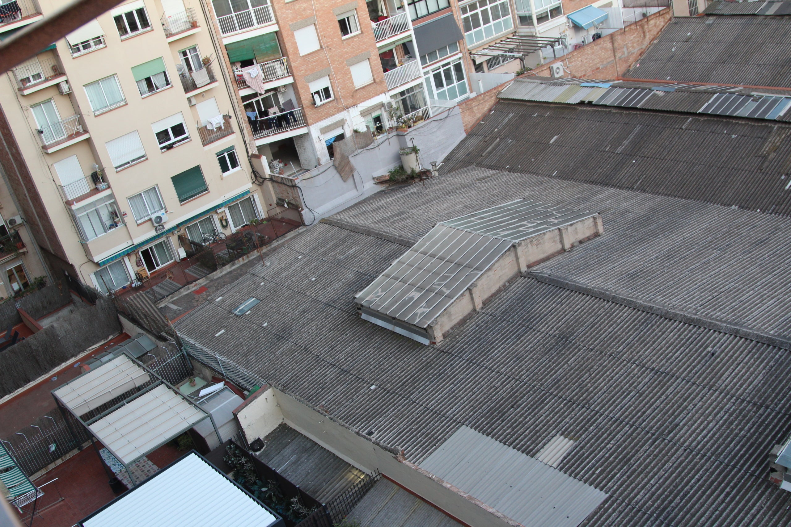 La coberta d'amiant que ocupa tot l'interior d'illa entre els carrers de Casanova, Villarroel, Sepúlveda i la Gran Via, just on estava l'antiga fàbrica d'ascensors Cardellach / A.R.
