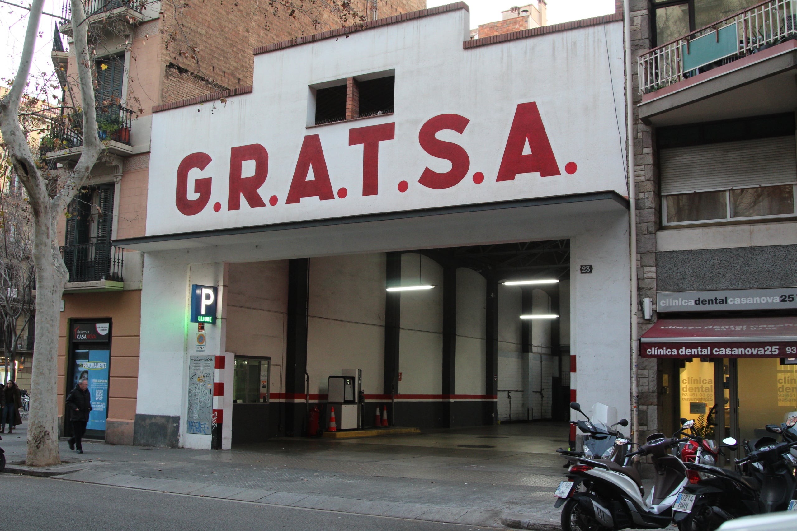 Una de les entrades del garatge GRATSA del carrer de Casanova on estava abans ubicada l'antiga fàbrica d'ascensors Cardellach / A.R.