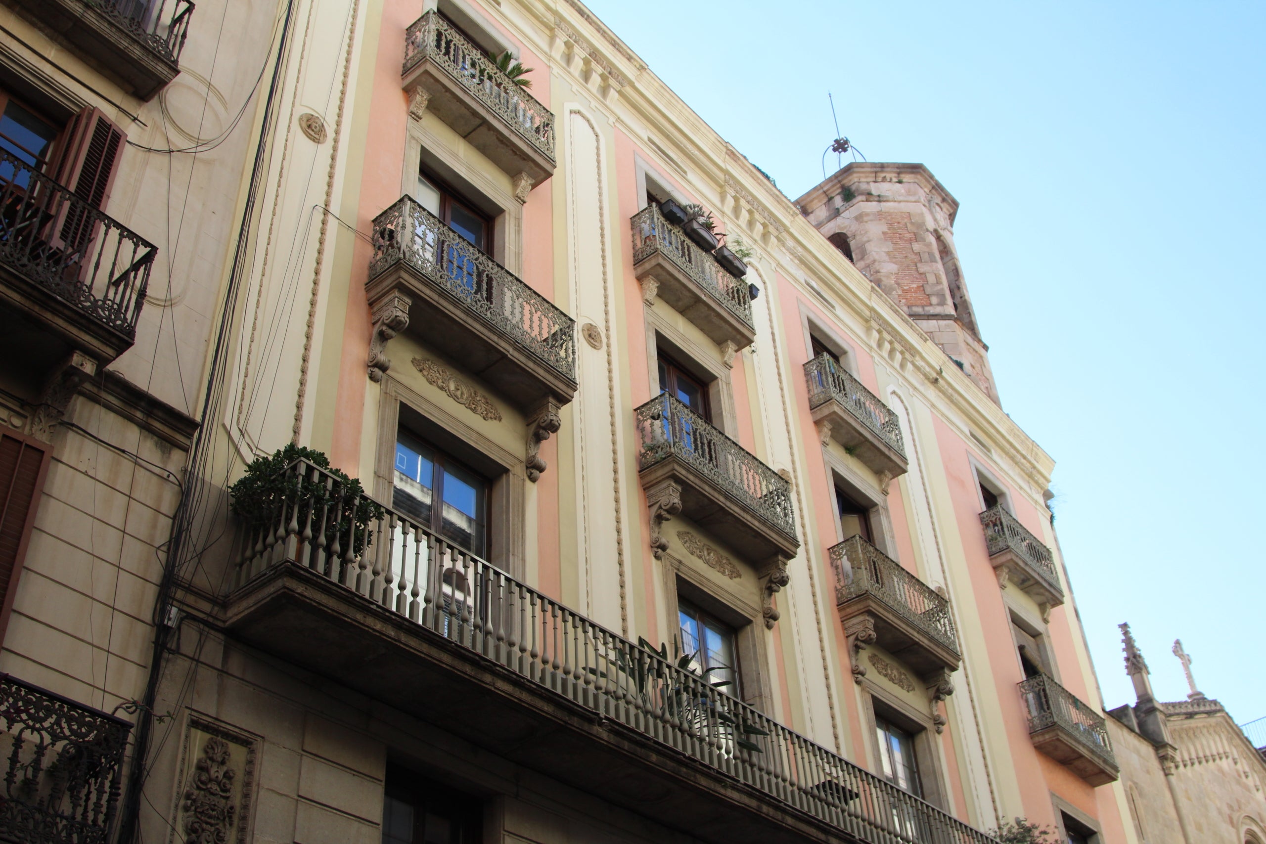 La finca del número 30 de la calle Ferran donde Elena ha vivido durante sus 61 años / A.R.