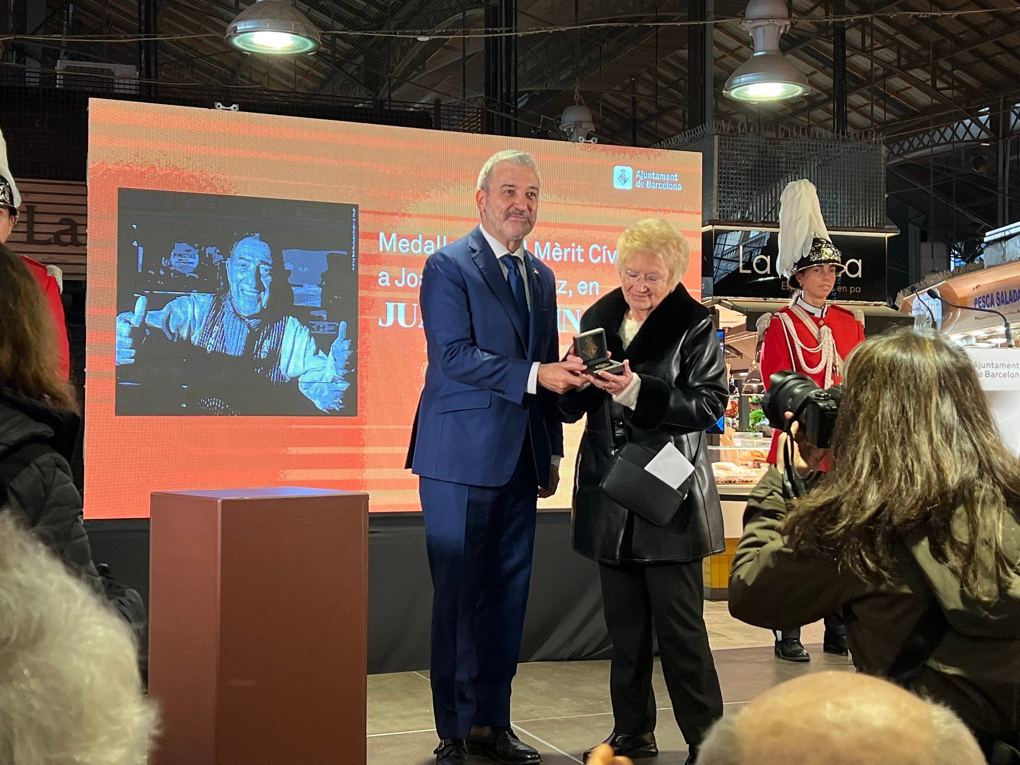 L'alcalde Jaume Collboni entrega la medalla a títol pòstum a la vídua de Joan Bayén / Jordi Coronas-xarxa X