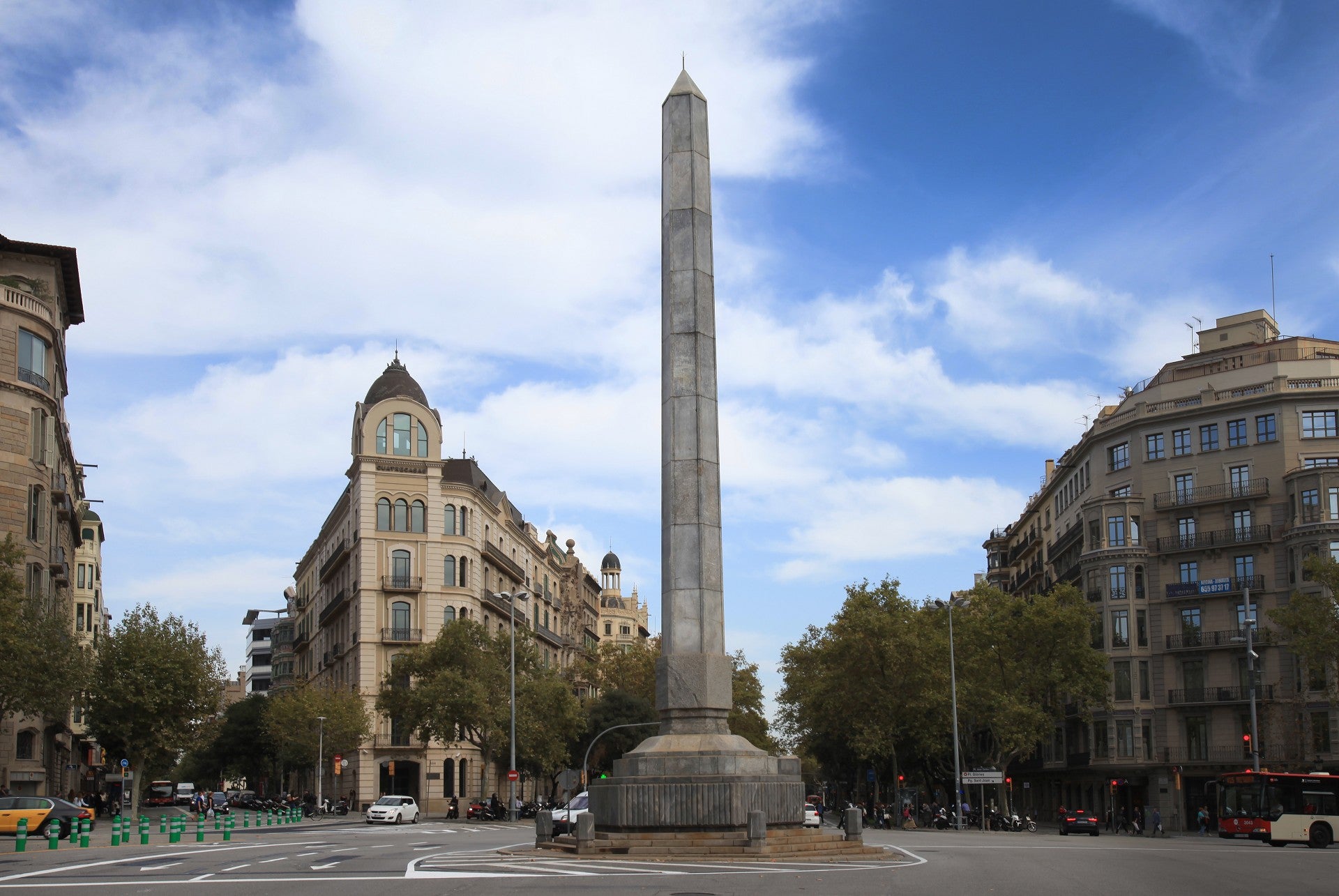 L'obelisc de la plaça del Cinc d'Oros en una imatge d'arxiu / Ajuntament de Barcelona