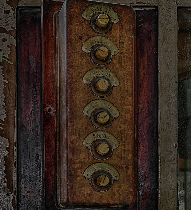 Detall de l'ascensor de la companyia Cardellach instal·lat l'any 1905 a la Casa Burés / Casa Burés