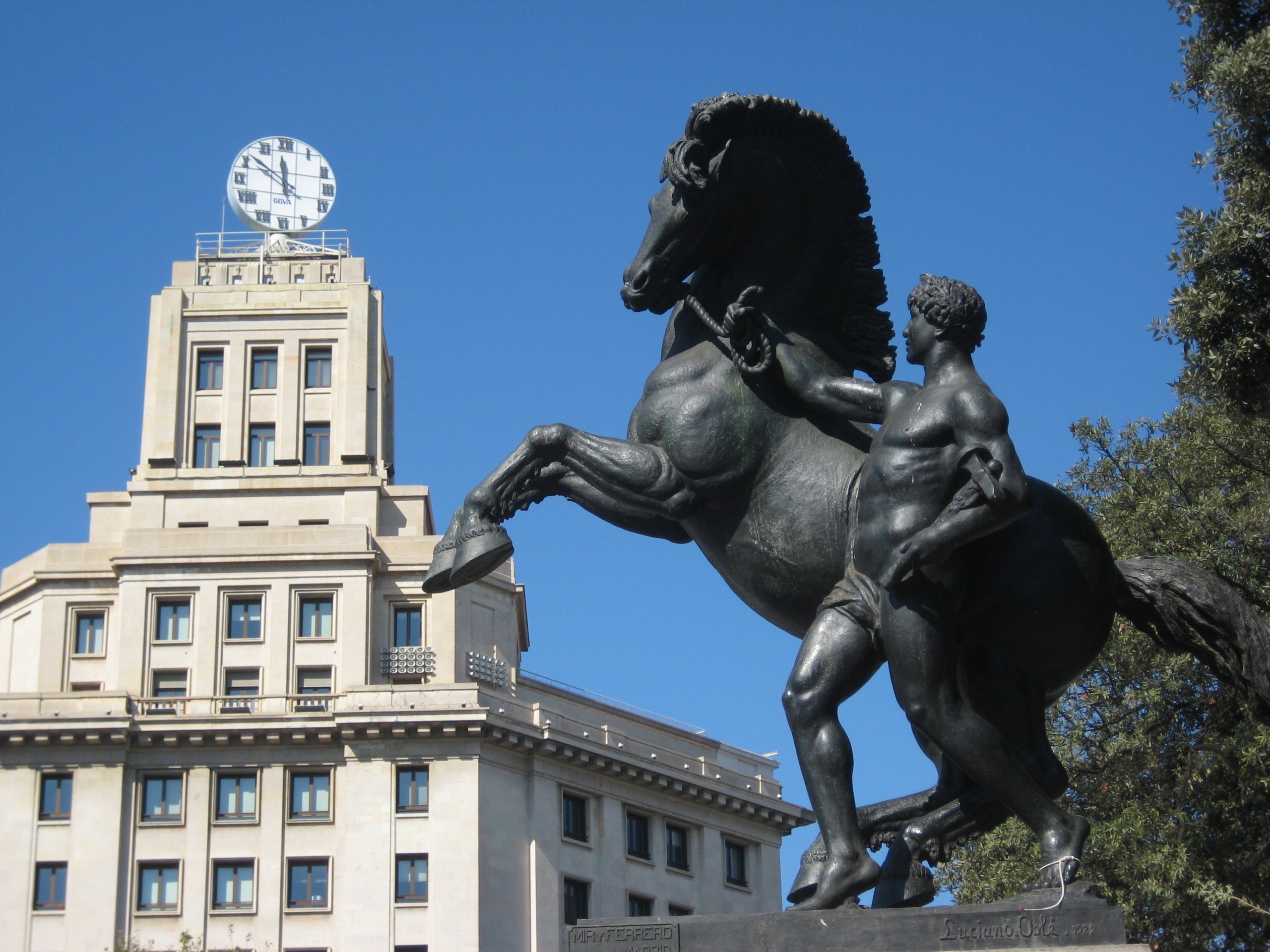 Imatge del rellotge de l'edifici antic del BBVA des de plaça de Catalunya /МаратД-Viquipèdia