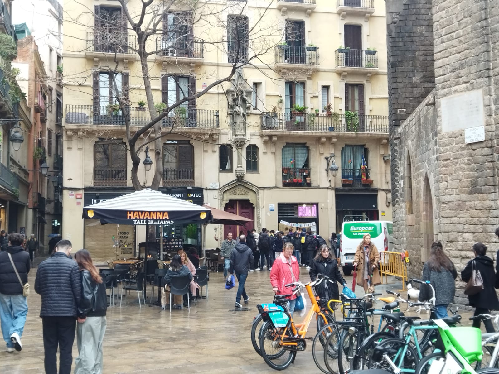 Una part de la plaça de Sant Josep Oriol, al Gòtic / Jordi Subirana