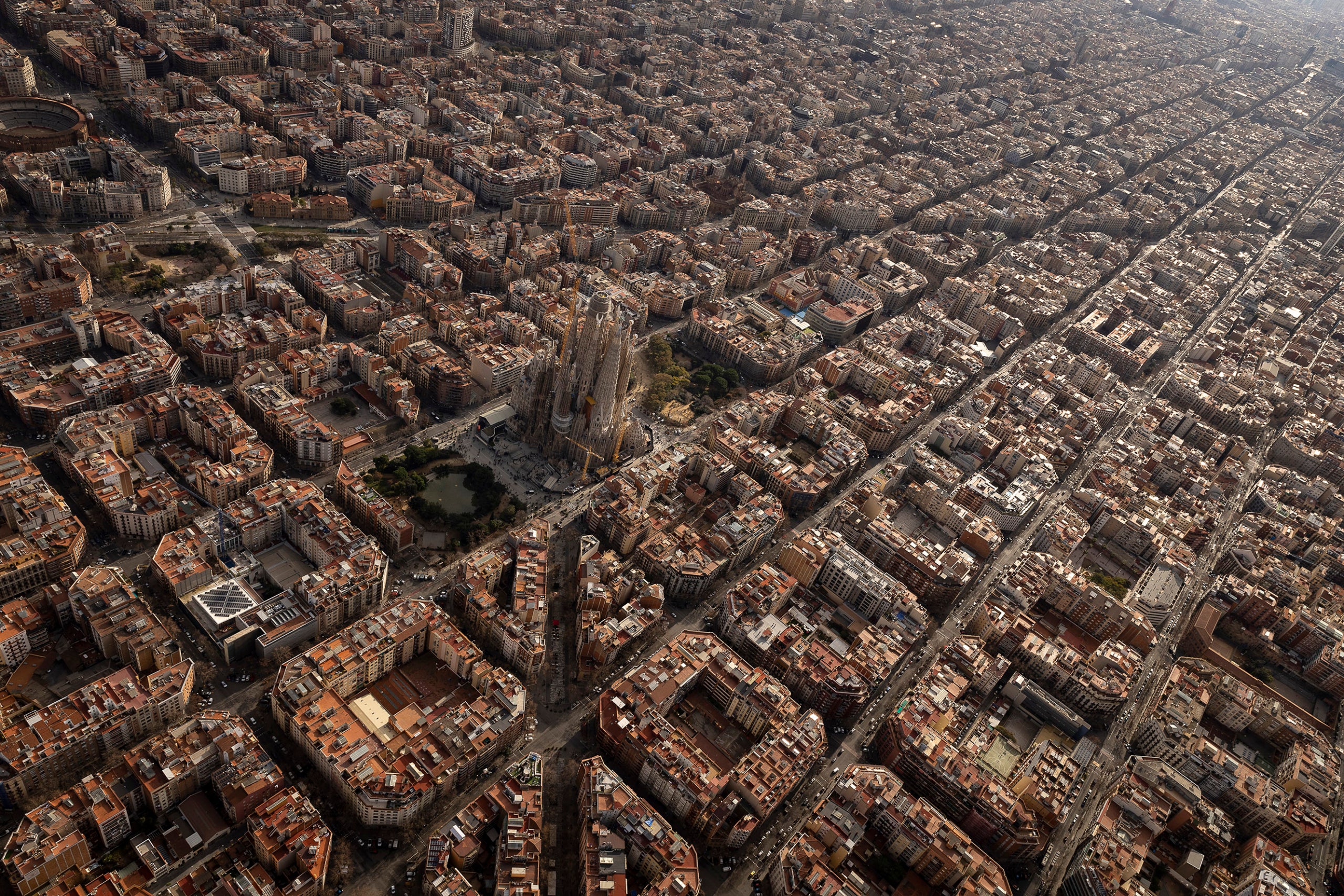Vista aèria de la Sagrada Família, que ja és l'edifici més alt de la trama urbana de Barcelona
foto: Jordi Play