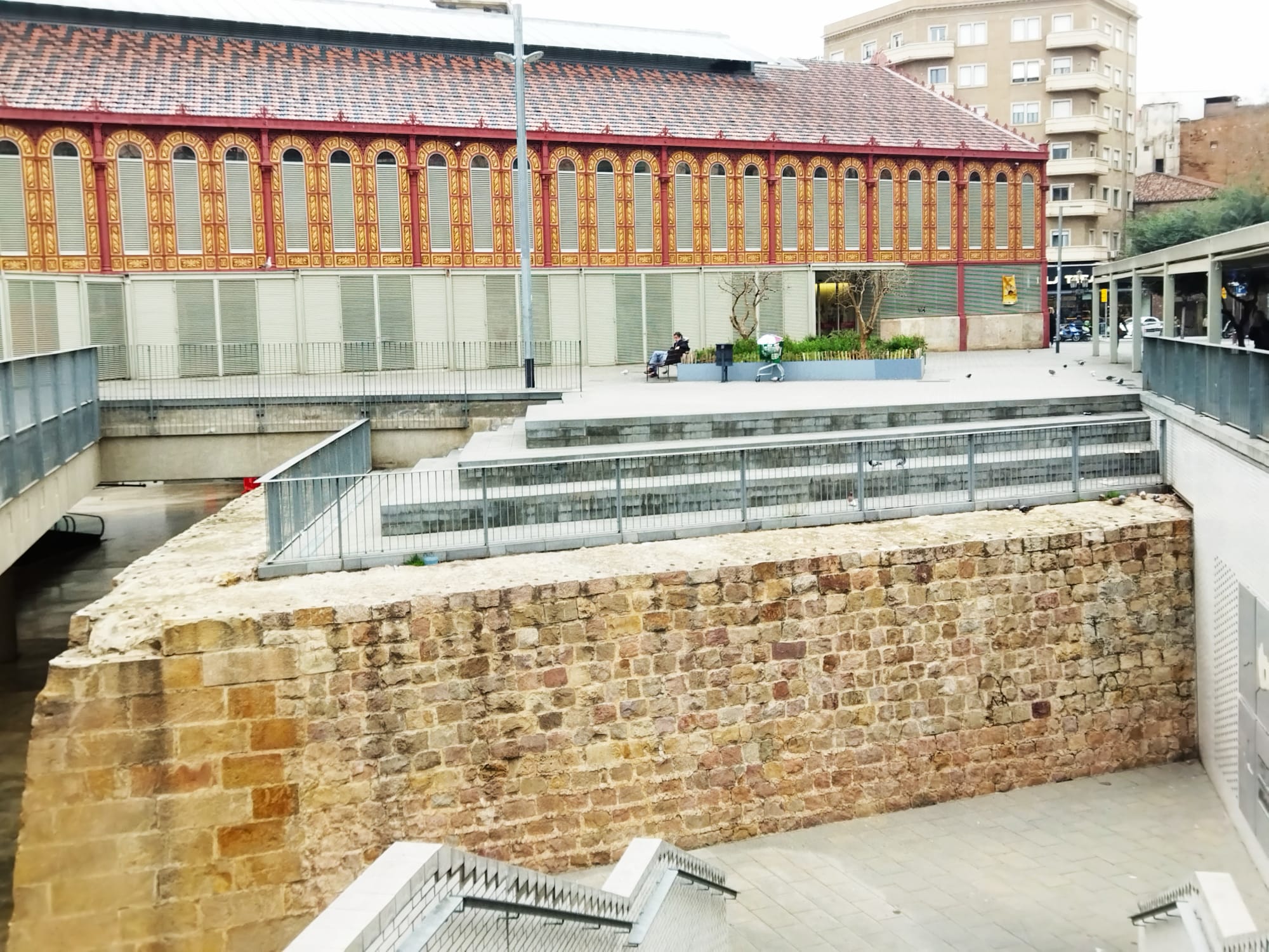 Un tram de muralla recuperada al fossat del mercat de Sant Antoni / Jordi Subirana