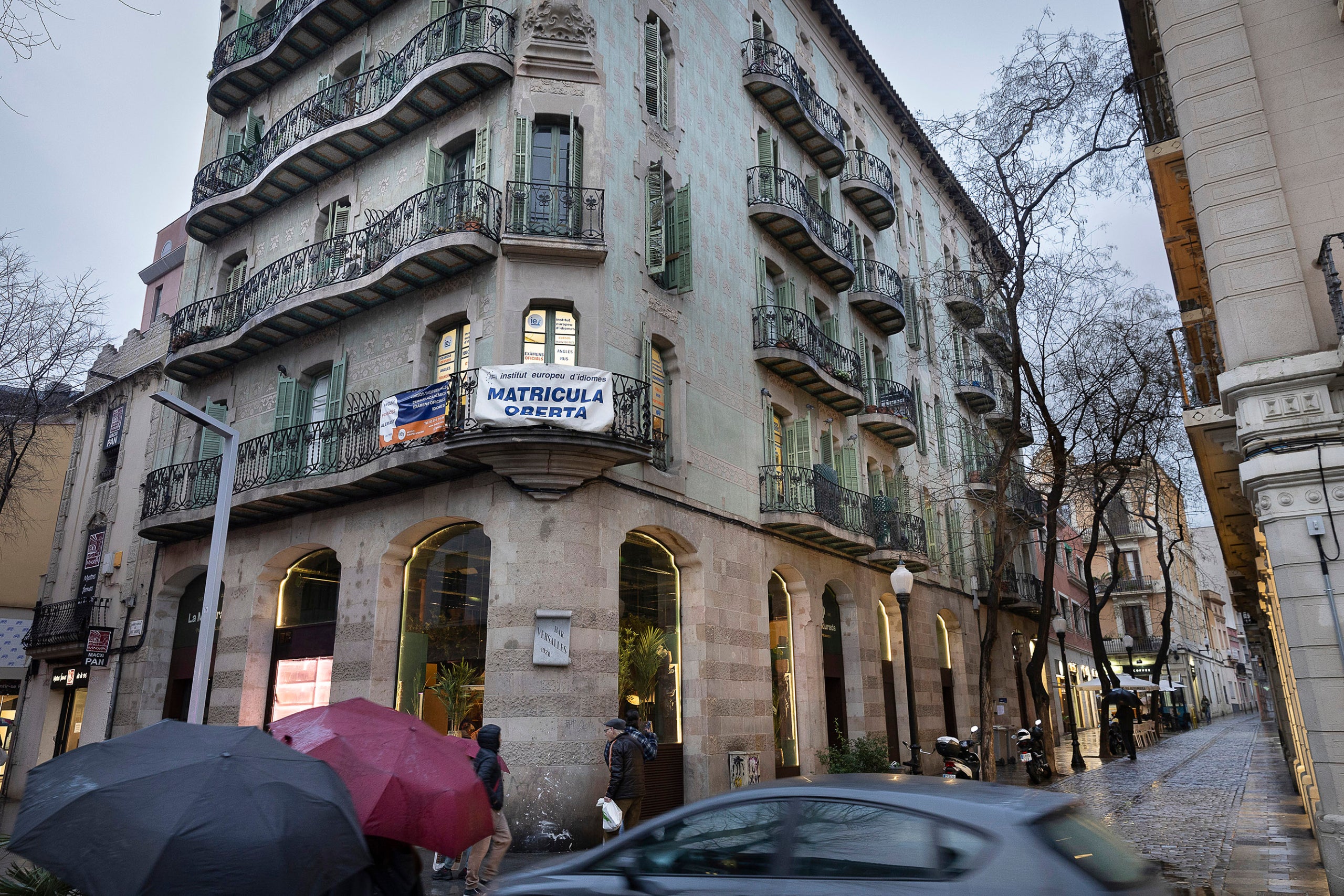 La històrica Casa Vidal de Sant Andreu, on hi ha hagut sempre el Versalles / Jordi Play