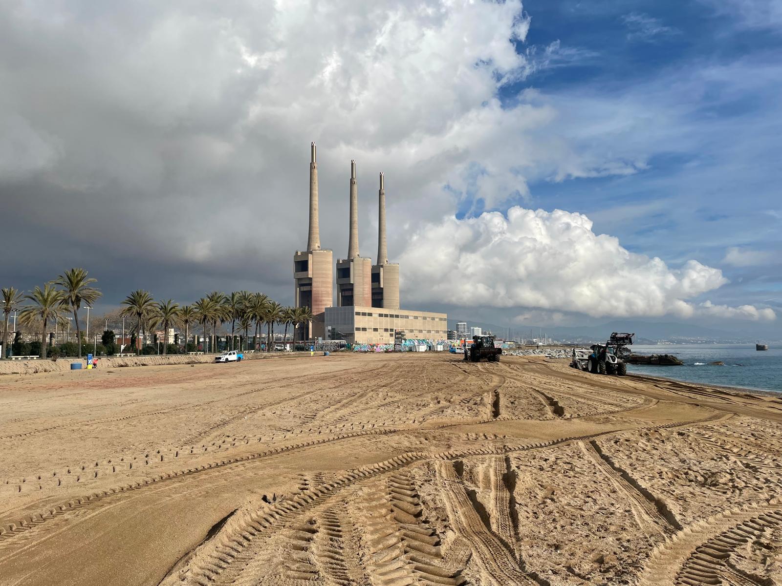 Treballs a la platja del Litoral, que encara la recta final per a la reobertura després de gairebé quatre anys tancada / Ajuntament de Sant Adrià