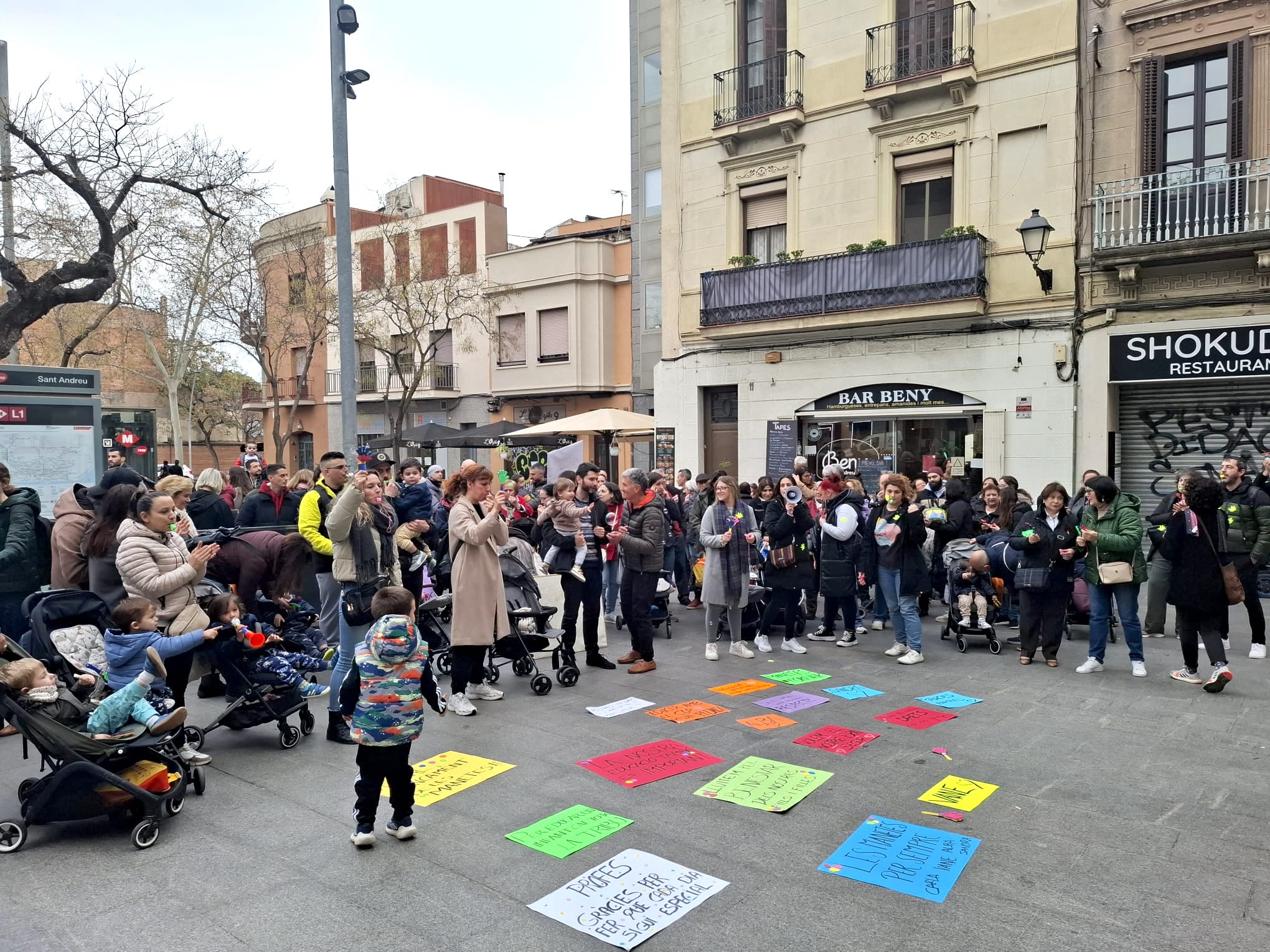 Imatge de la protesta de famílies contra el tancament de l'escola bressol Les Manetes, a Sant Andreu / G.M.