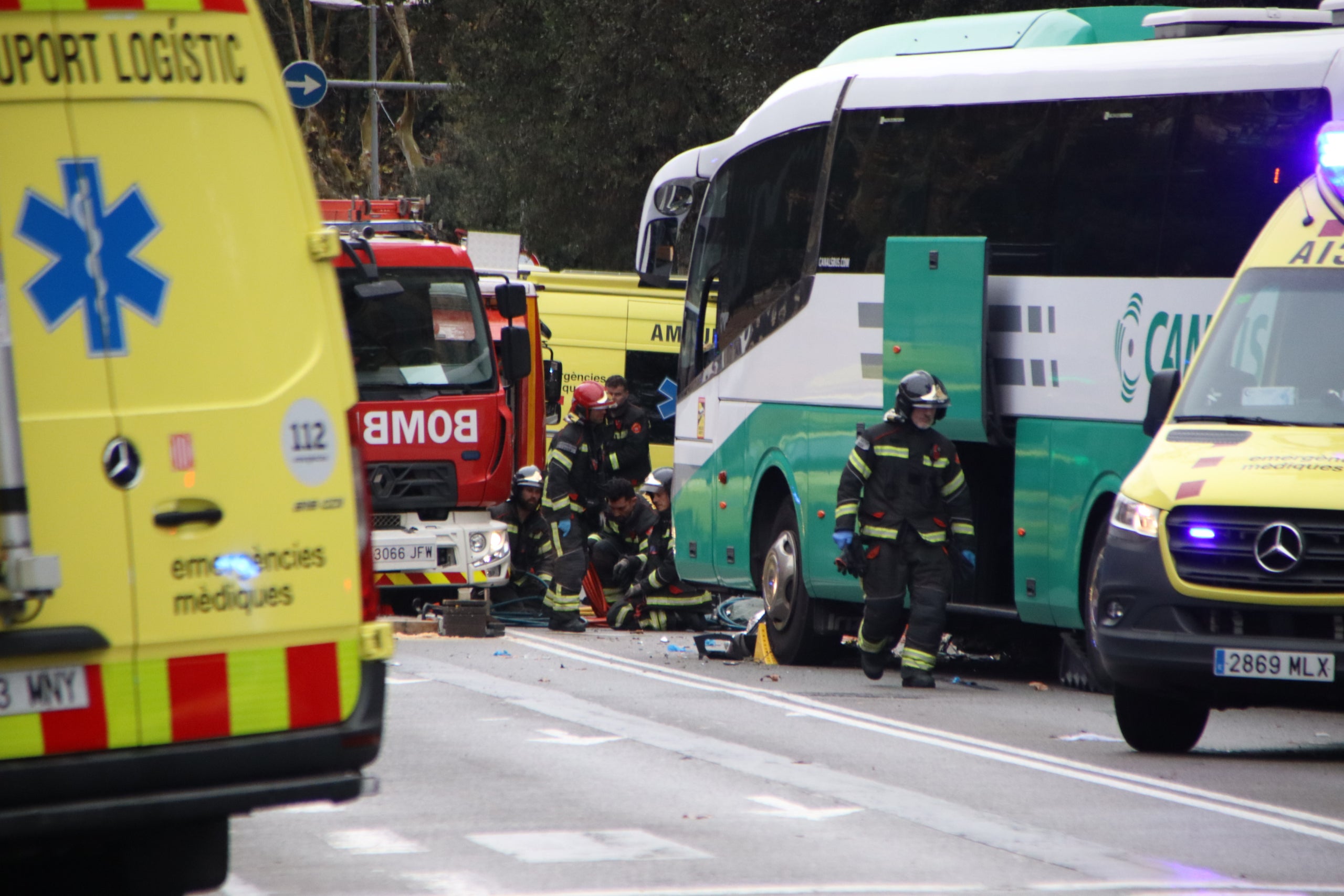 Els cossos de seguertat atenent les víctimes de l'accident a la Diagonal / ACN