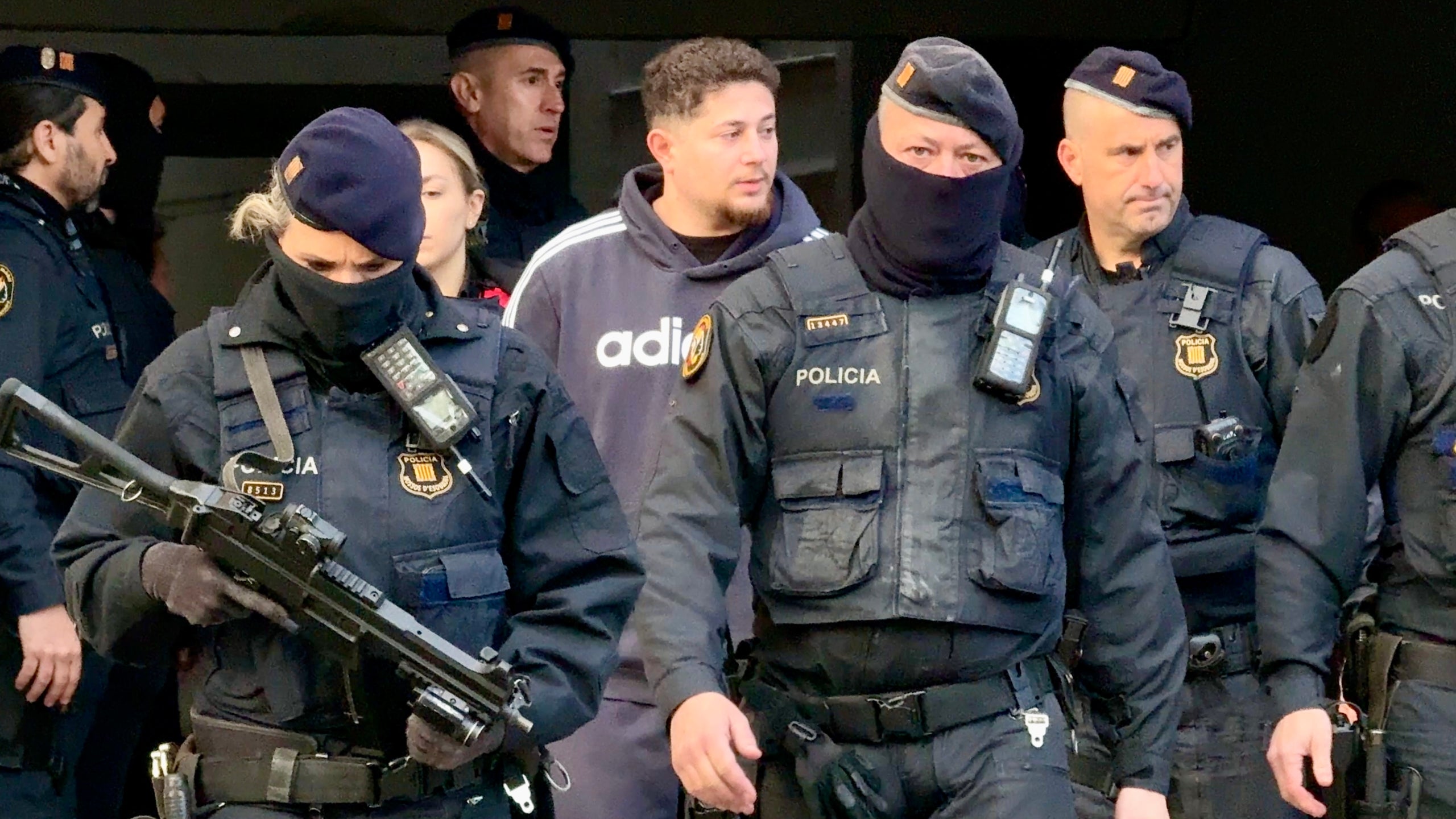 Els Mossos escorten un detingut a la Mina durant un operatiu pel tiroteig del 7 de gener / ACN