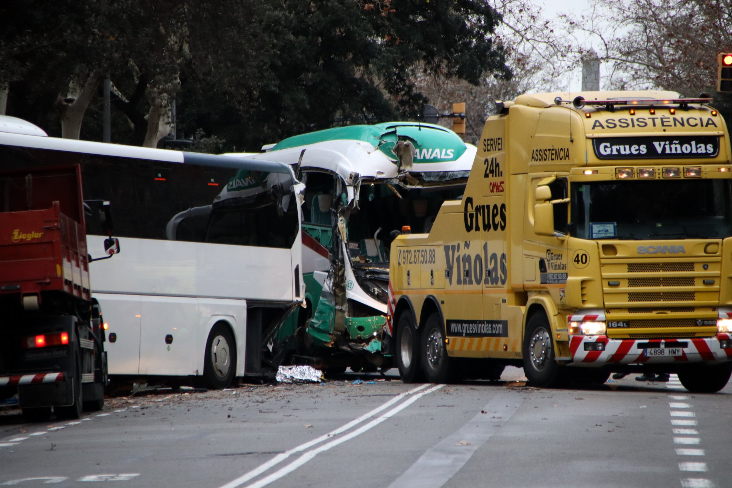El xoc entre els dos autocars, a la Diagonal, aquest dilluns / ACN-Blanca Blay