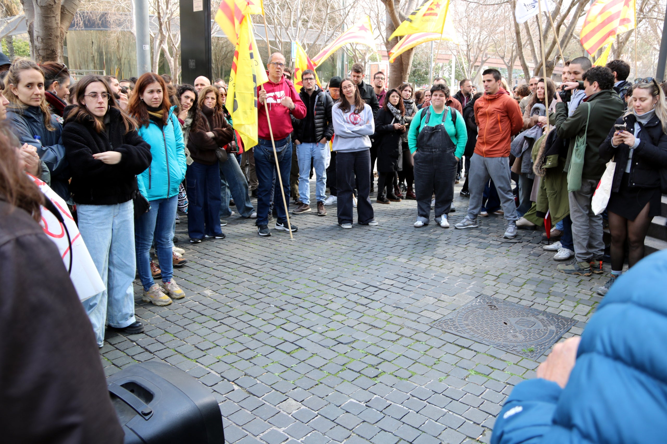 Un centenar de persones s'han aplegat a la Ciutat de la Justícia en suport dels tres detinguts | Jordi Bataller (ACN)