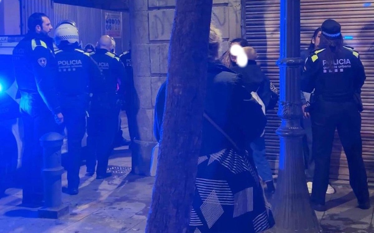 Agents de la Guàrdia Urbana, al carrer de la Cendra amb el de Requesens, el dimecres a la nit / Cedida al TOT Barcelona 