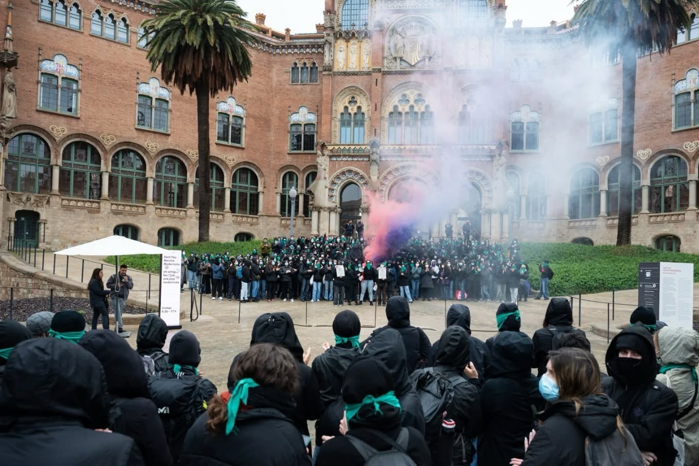 Protesta a l'entrada del recinte modernista de Sant Pau perquè l'hospital prohibeix practicar l'avortament / Lluna del Clot