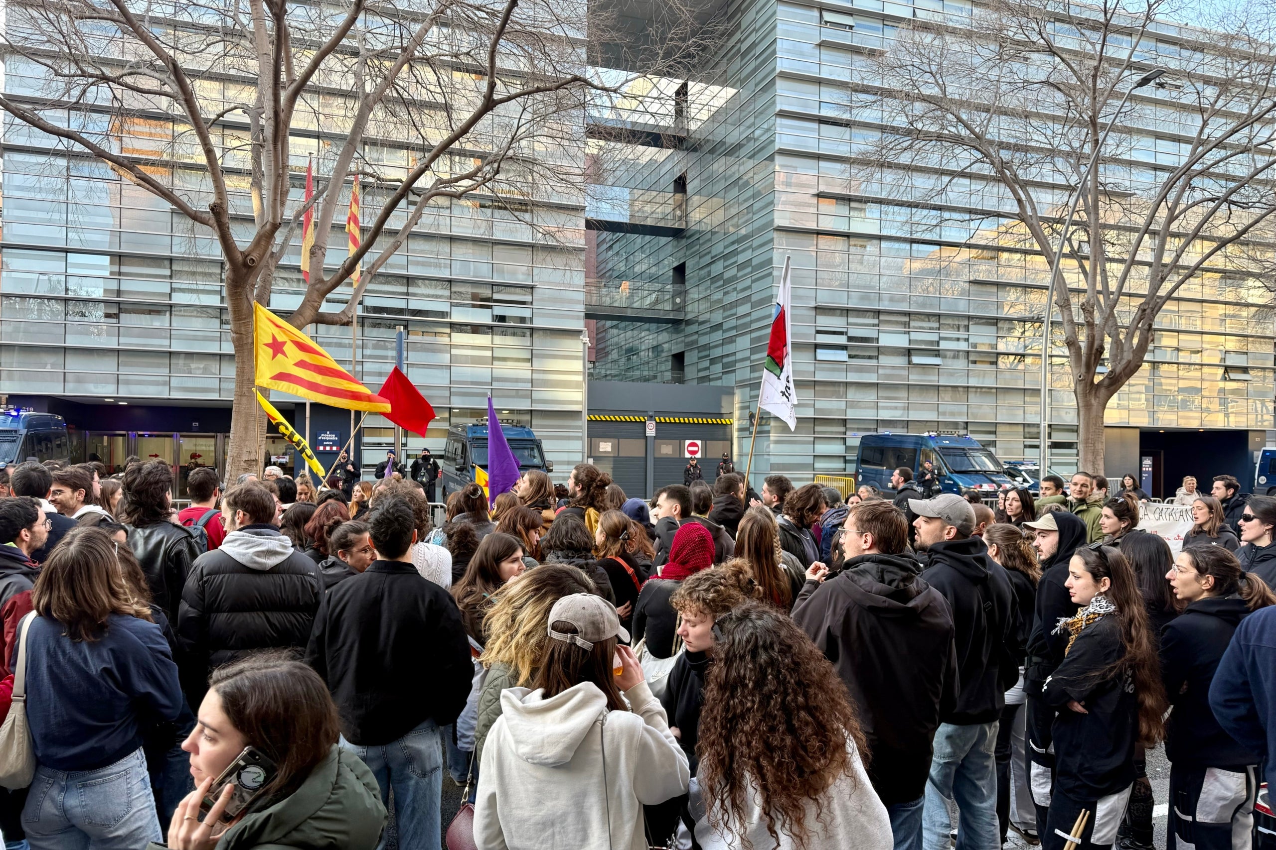 Protesta de l'esquerra independentista davant de la comissaria de les Corts per la detenció de tres persones | Albert Segura (ACN)