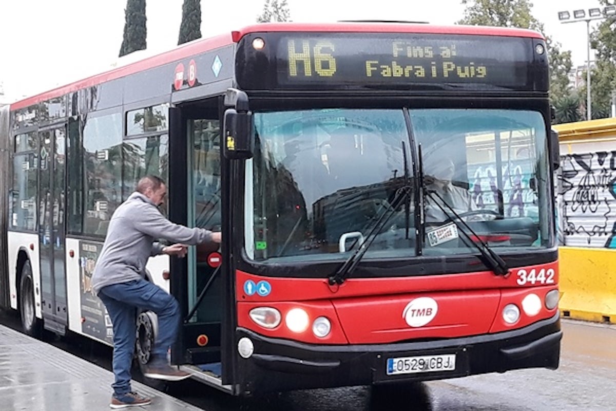 Un passatger puja a un bus de la línia H6 / TMB