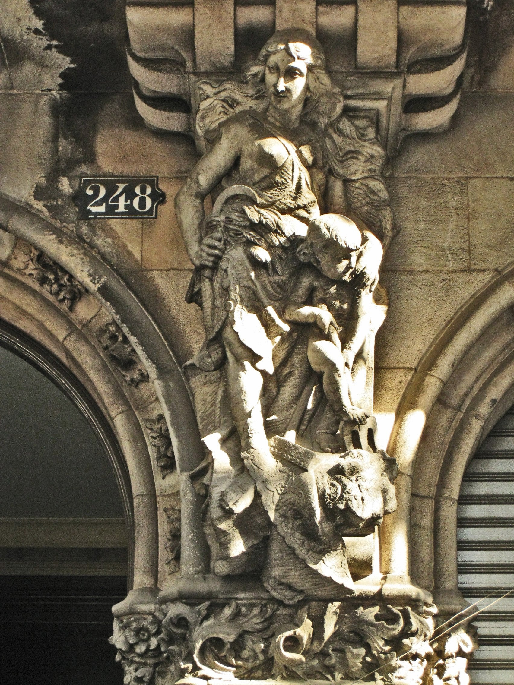 Detall d'una de les escultures de la Casa Ibarz Bernat del número 248 del carrer de la Diputació / Detall Enfo (Wikimedia)
