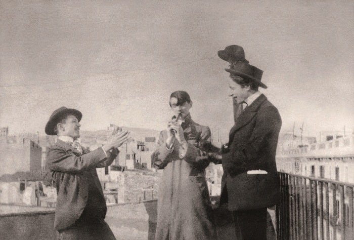 Picasso, Ángel F. de Soto i Carles Casagemas a la terrassa familiar del primer, en el carrer de la Mercè c. 1900. Font: Arxiu Eduard Vallès, Barcelona