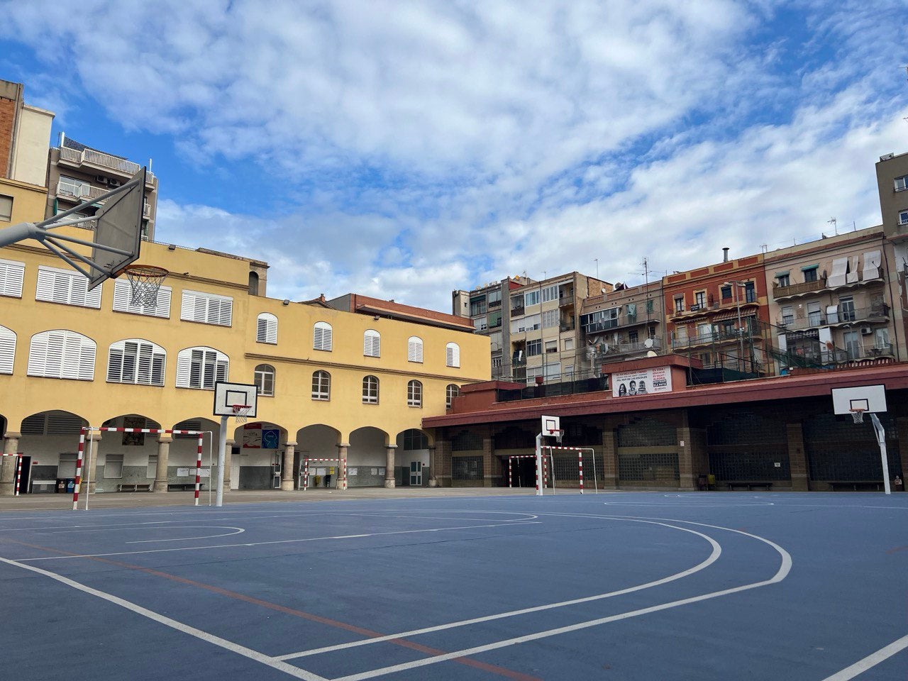 Pati de l’Escola Salesians de Rocafort, al barri de Sant Antoni de Barcelona, un dels centres afectats per denúncies de veïns a causa de la superació dels llindars de contaminació acústica. | Esteve Vallmajor Diez de Andino (ACN)