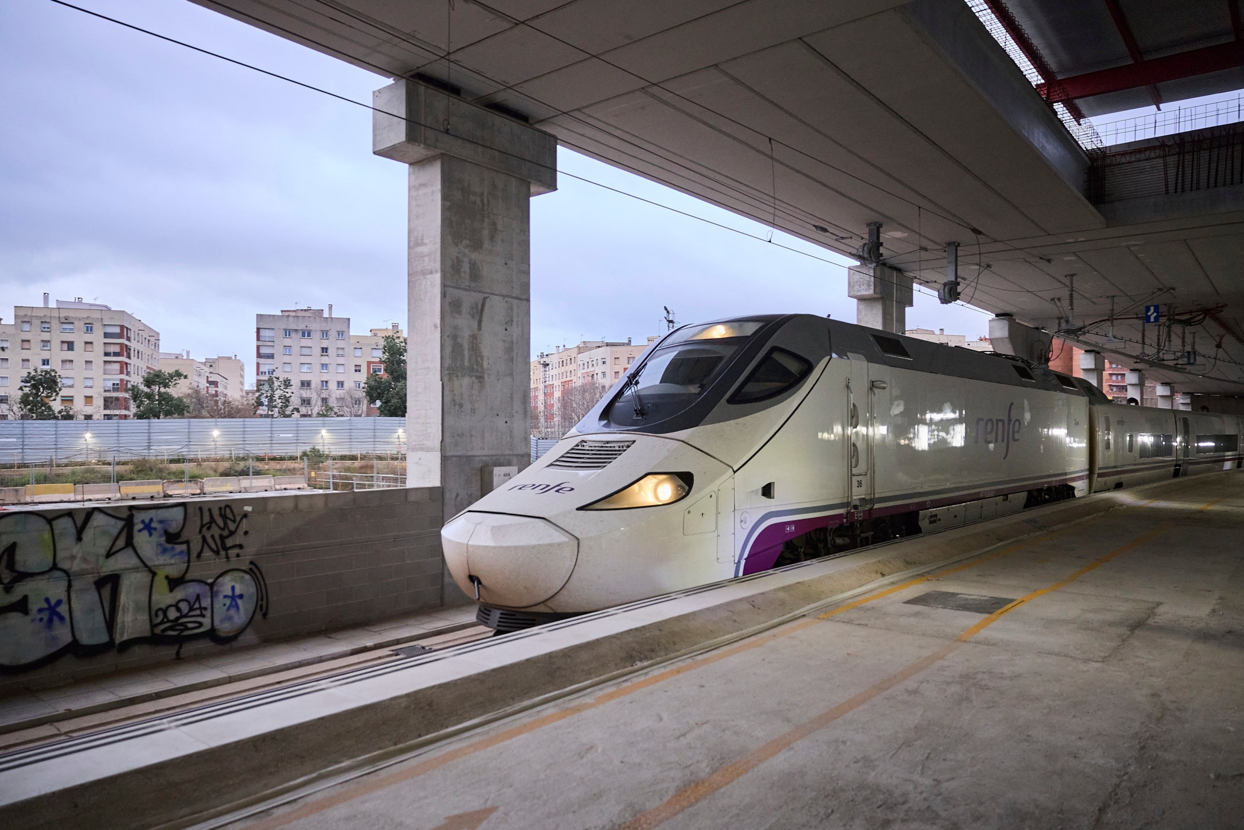 Els trens d'alta velocitat ja circulen per l'interior de la futura estació de la Sagrera / Adif